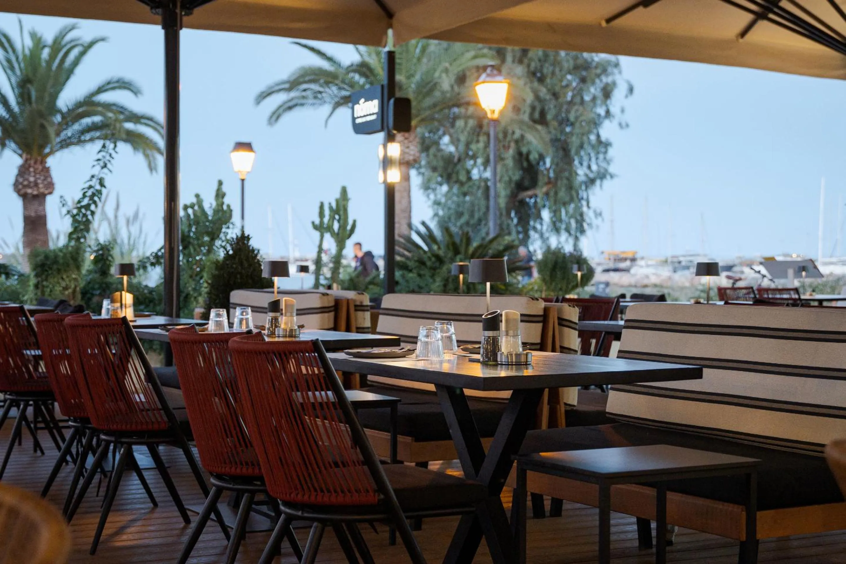 Restaurant/places to eat in Civitas Suites Hotel