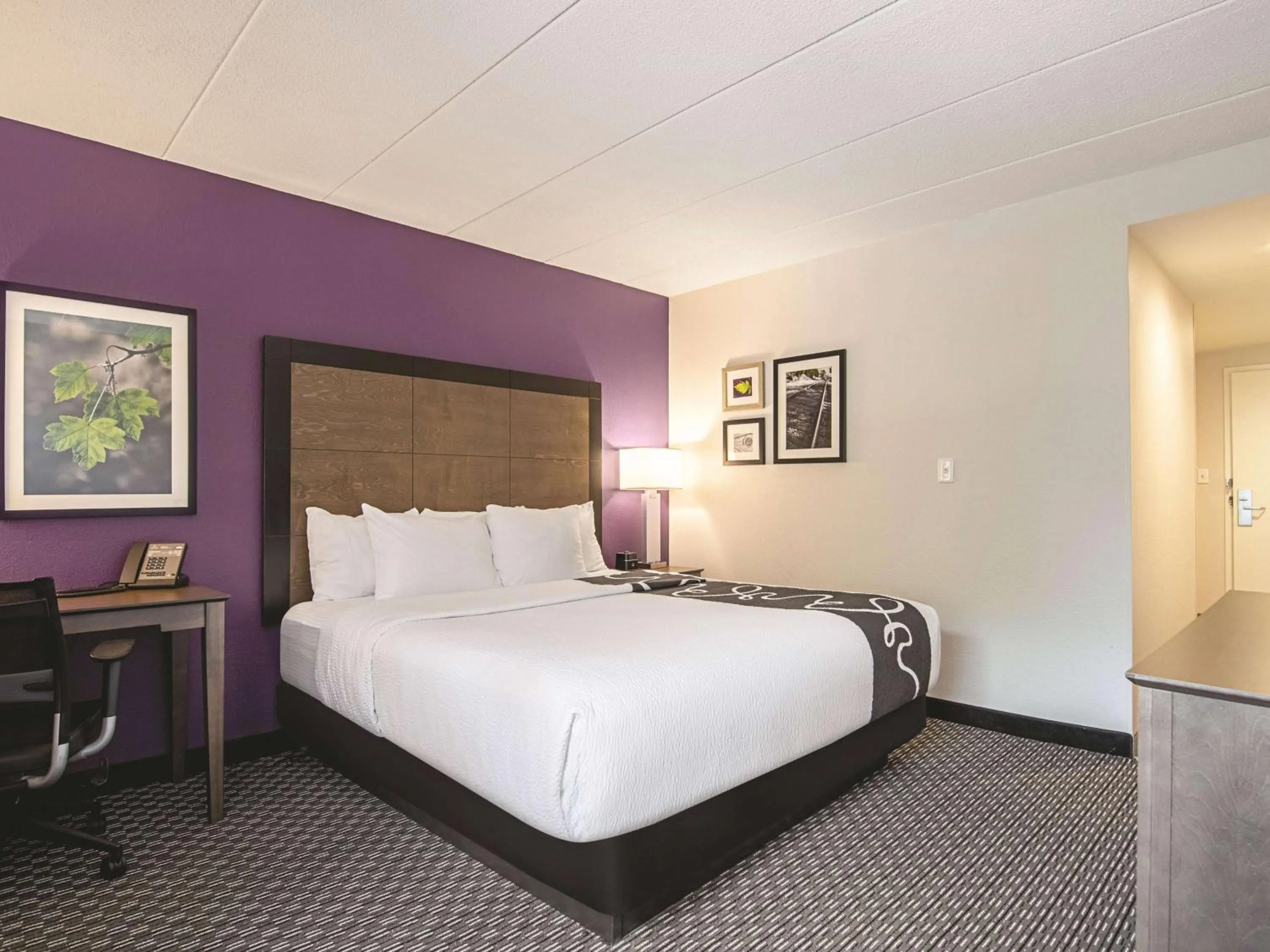 Photo of the whole room, Bed in La Quinta Inn & Suites by Wyndham Portland DT Maine Med