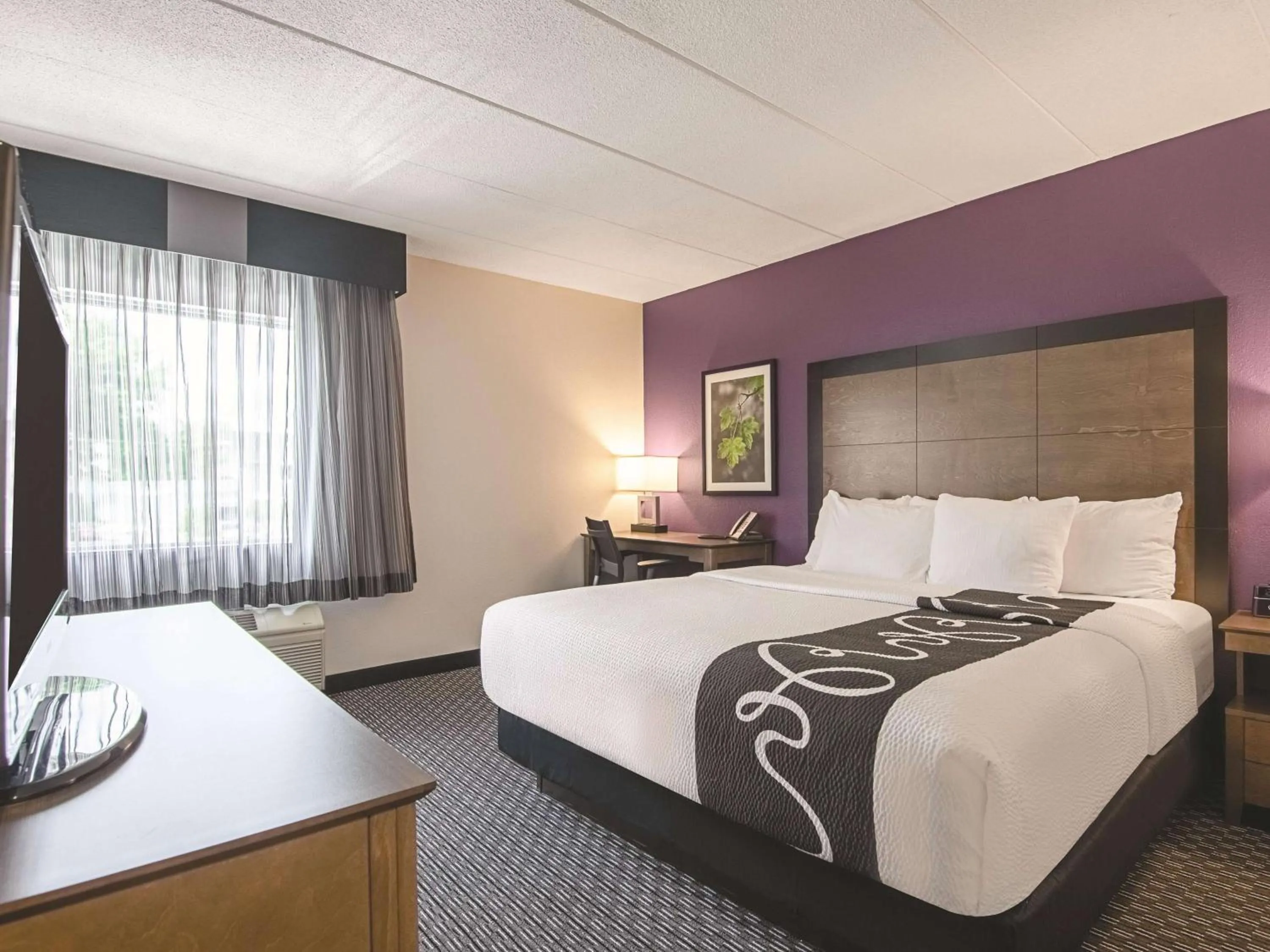 Photo of the whole room, Bed in La Quinta Inn & Suites by Wyndham Portland DT Maine Med