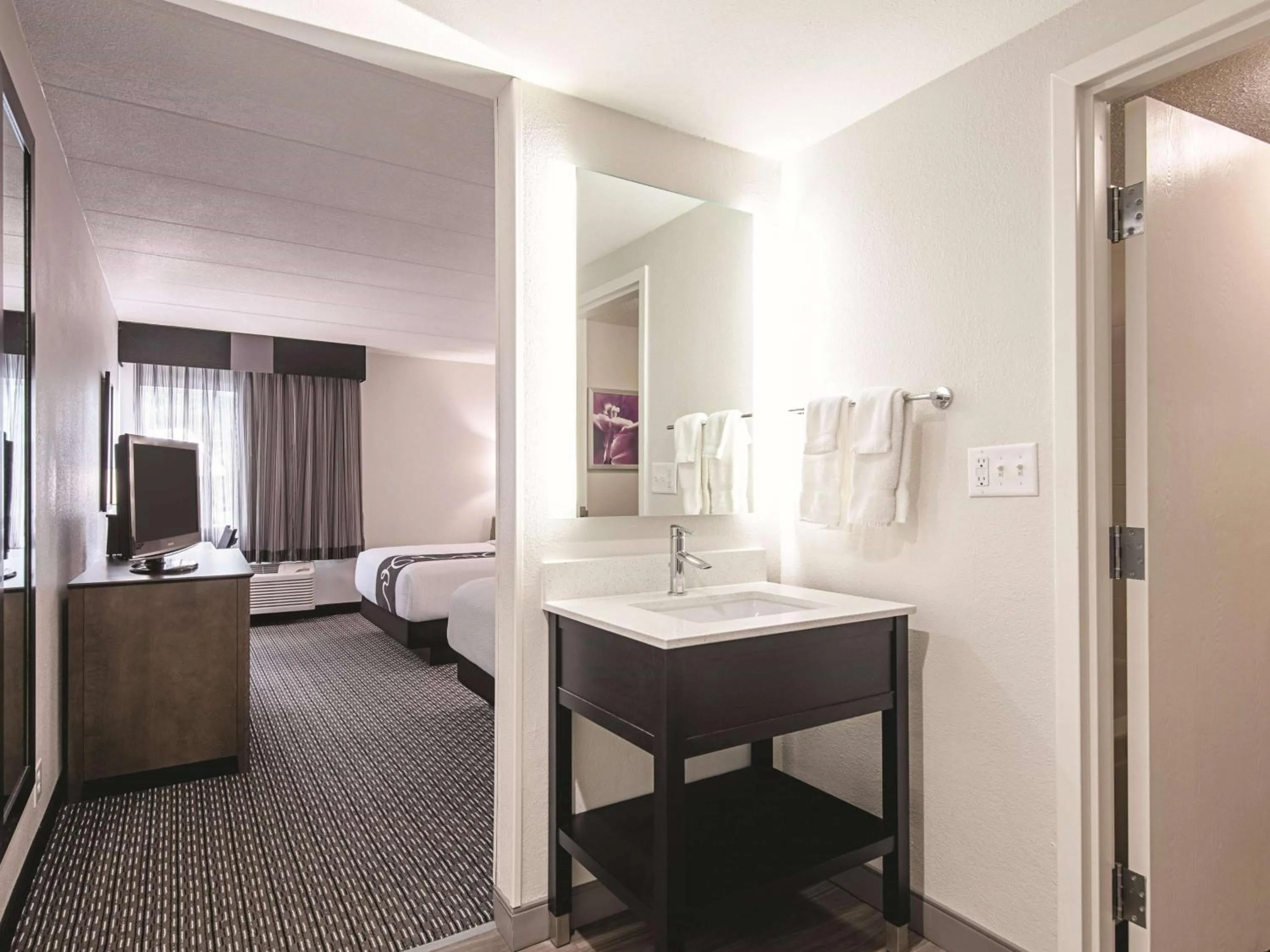 Photo of the whole room, Bed in La Quinta Inn & Suites by Wyndham Portland DT Maine Med