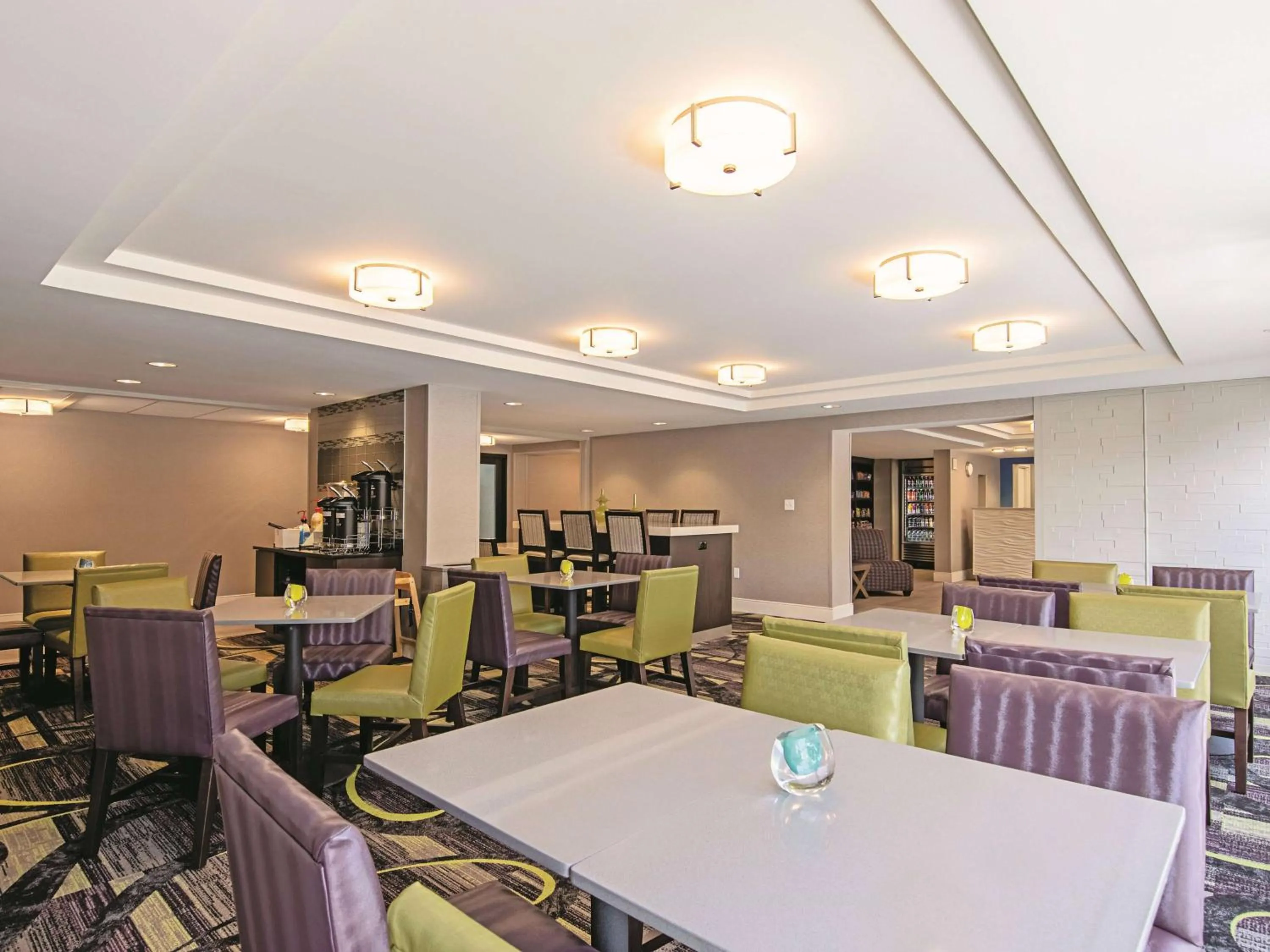 Breakfast in La Quinta Inn & Suites by Wyndham Portland DT Maine Med