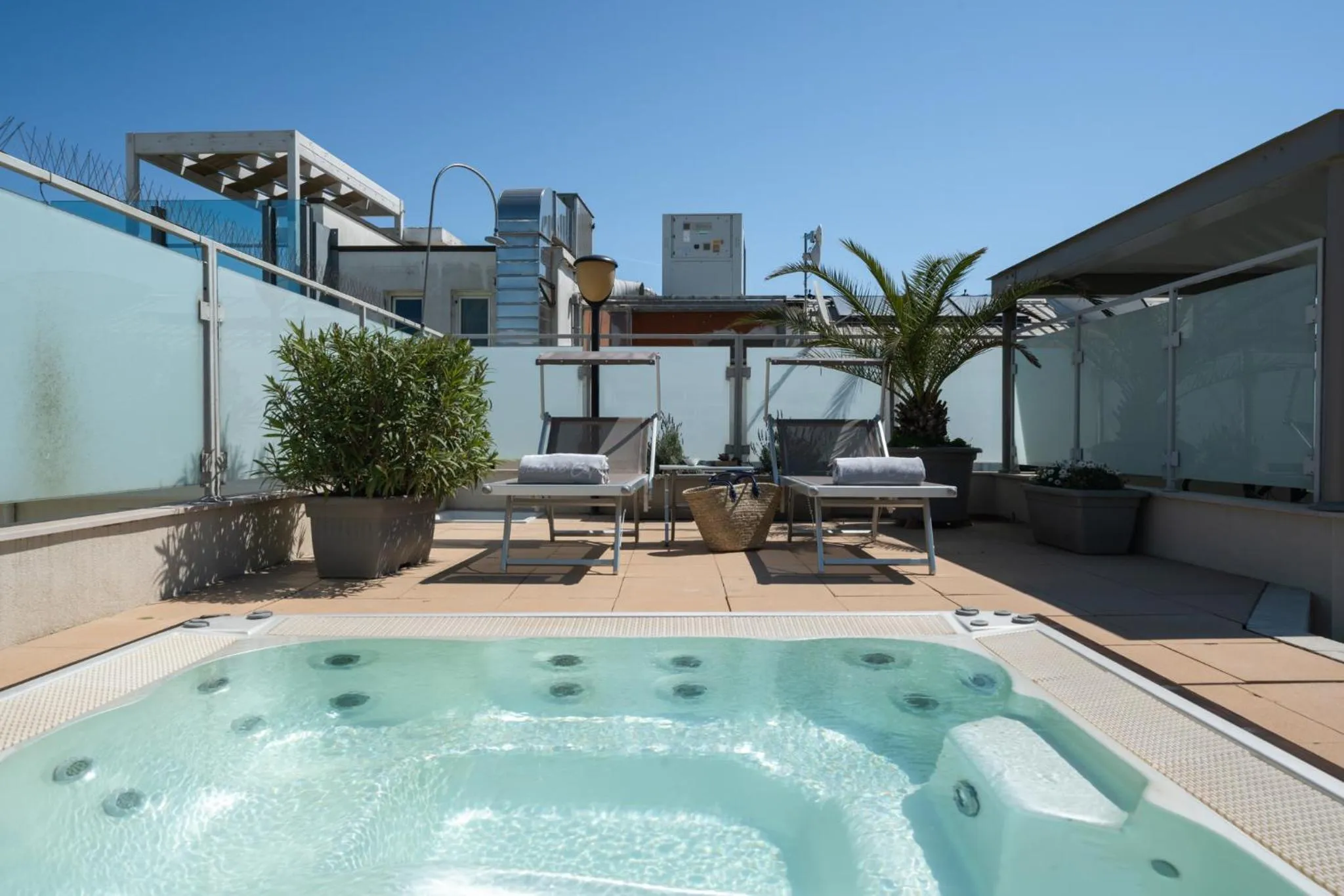 Hot Tub in Residence Capitol