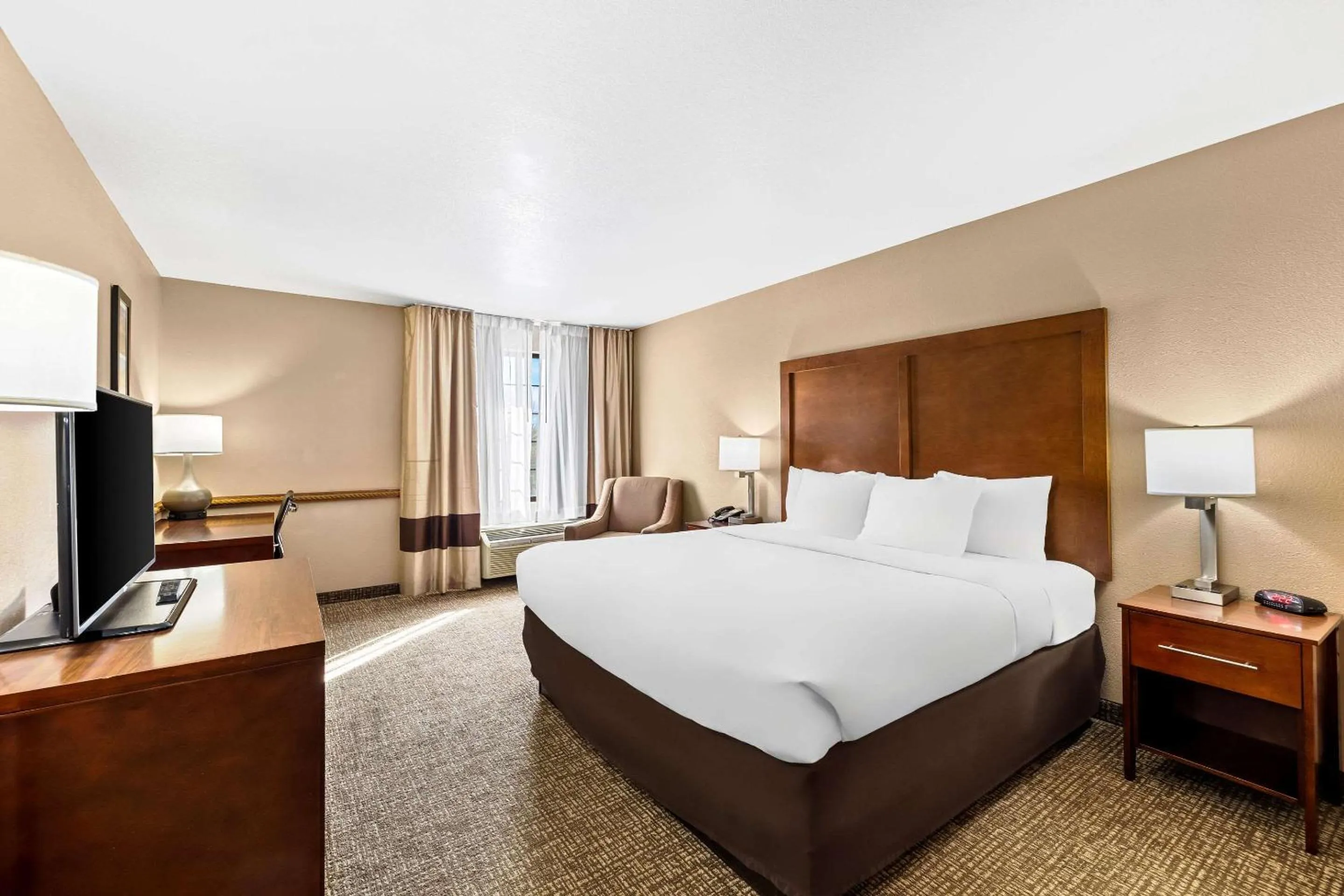 Bedroom, Bed in Comfort Inn Benson near Kartchner Caverns