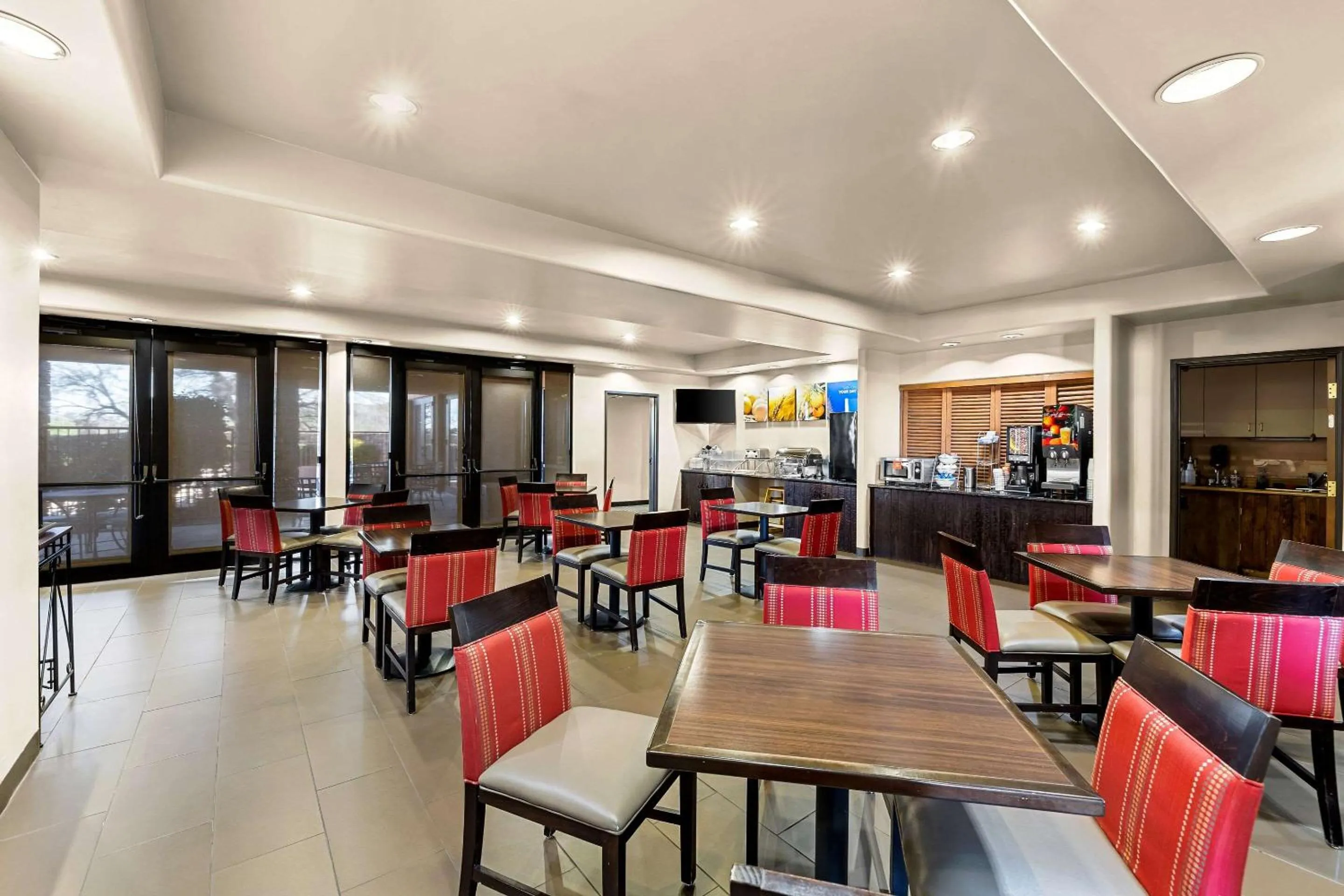 Breakfast in Comfort Inn Benson near Kartchner Caverns