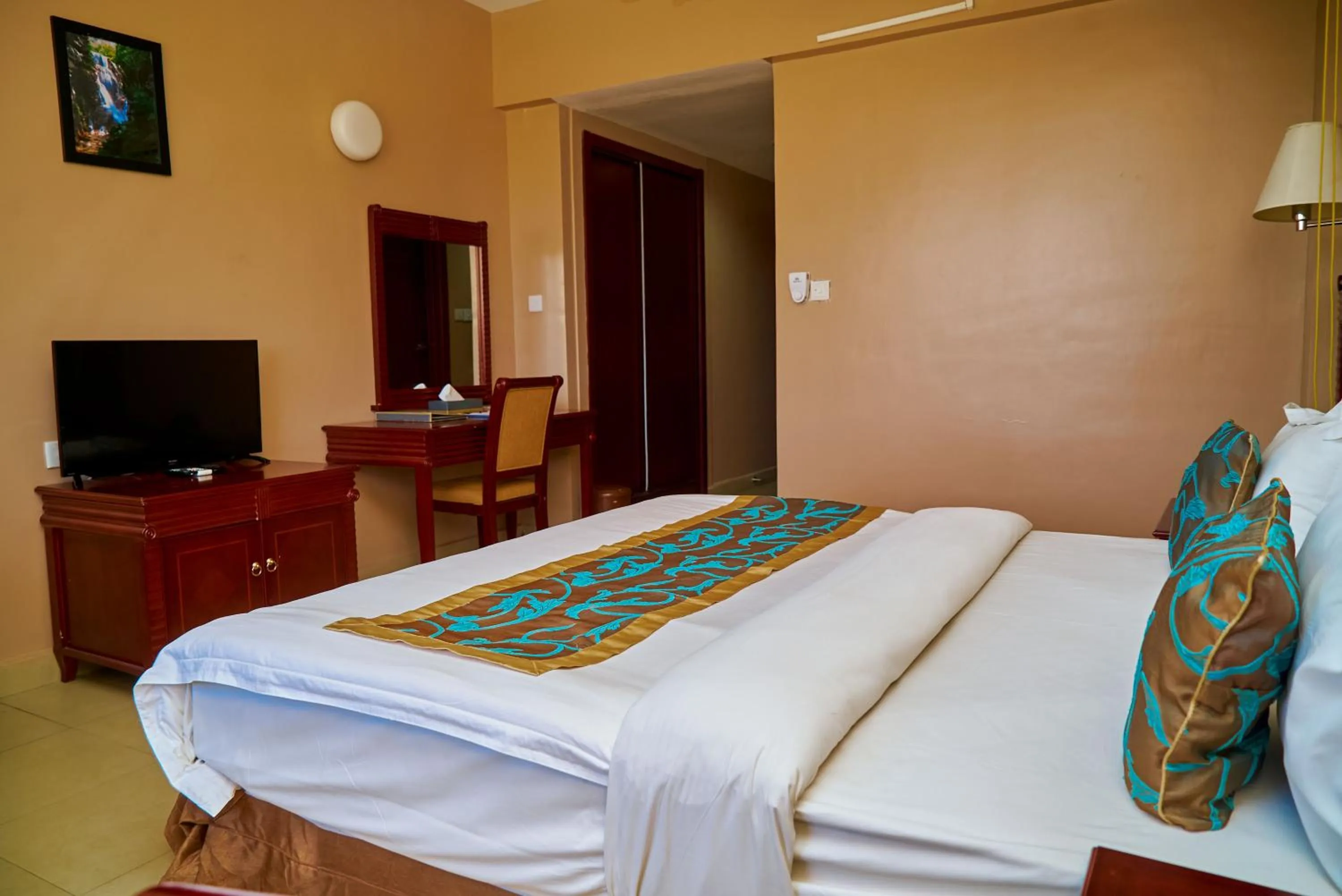 Bed in Luwa Evergreen Hotel
