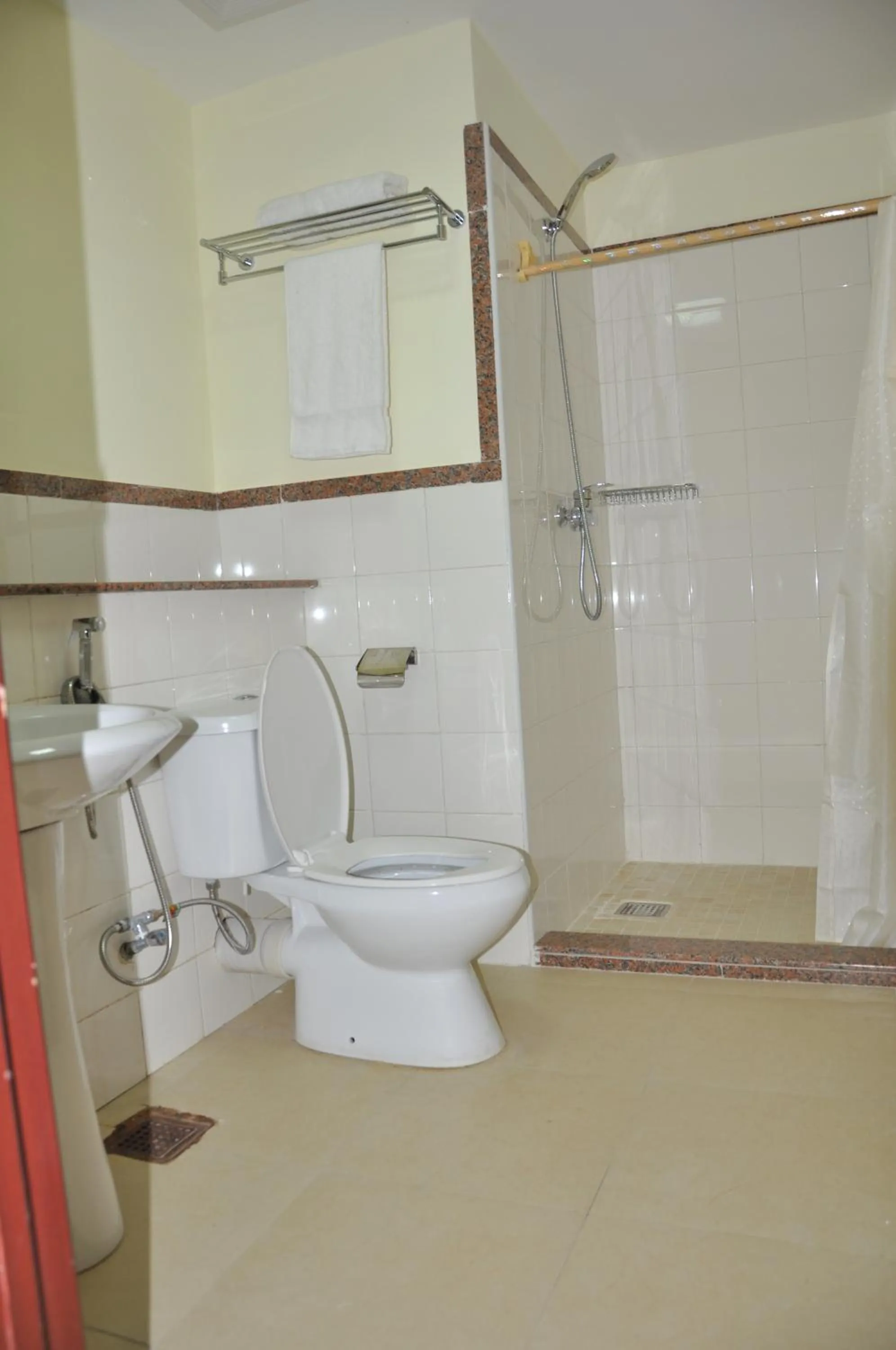 Bathroom in Luwa Evergreen Hotel