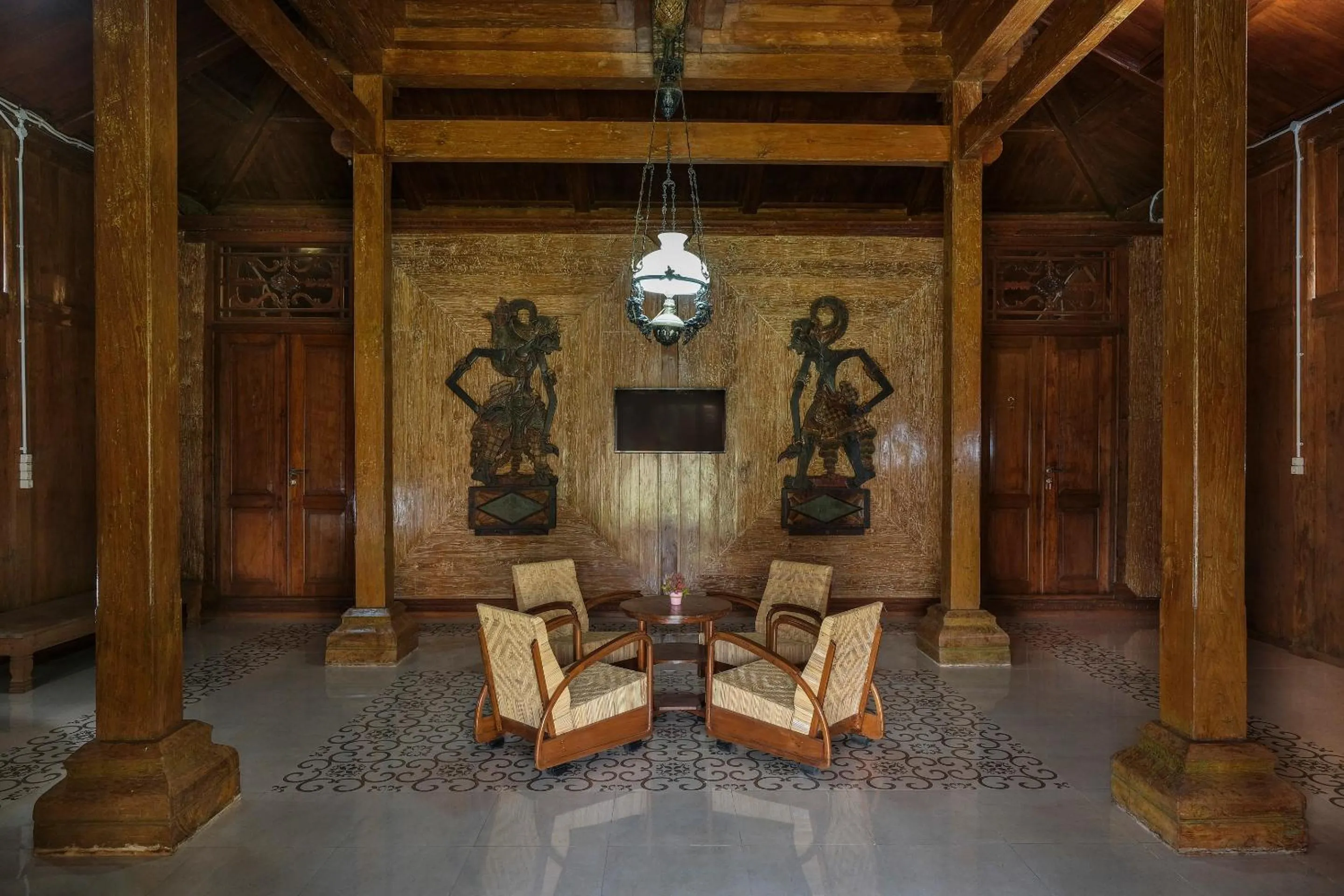 Communal lounge/ TV room in Kampoeng Joglo Boutique Hotel