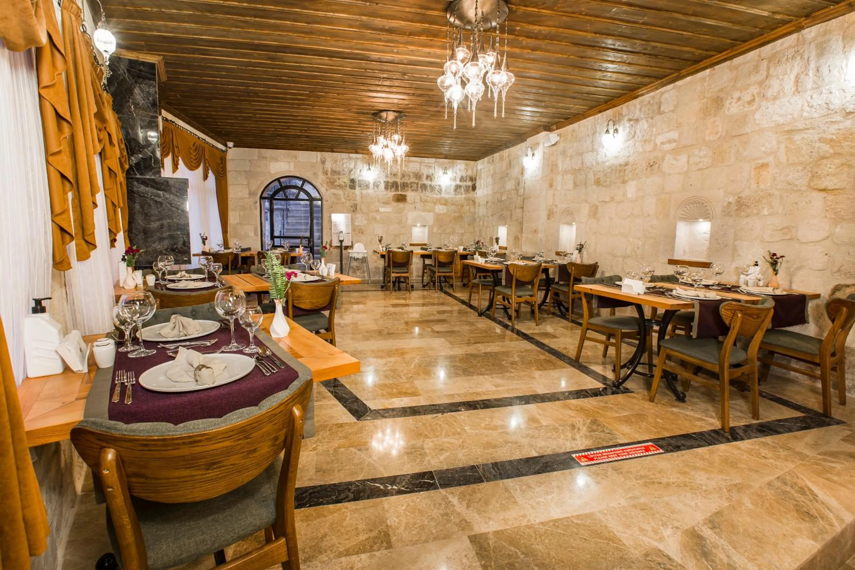 Restaurant/places to eat in Imperial Cave Suites & Spa