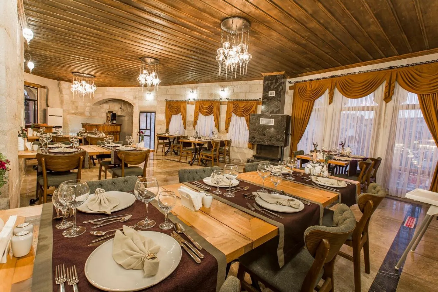 Restaurant/places to eat in Imperial Cave Suites & Spa