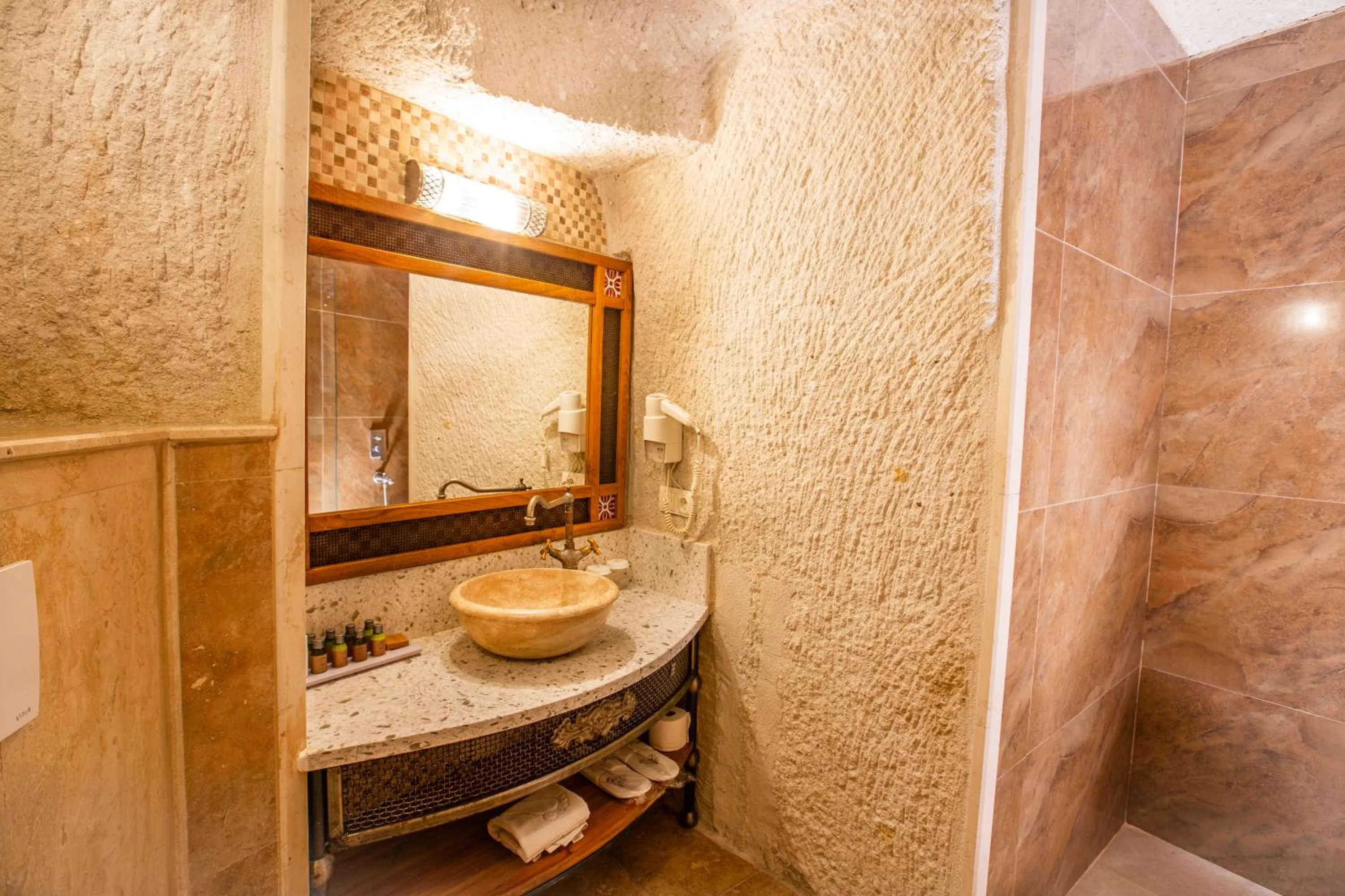 Shower in Imperial Cave Suites & Spa