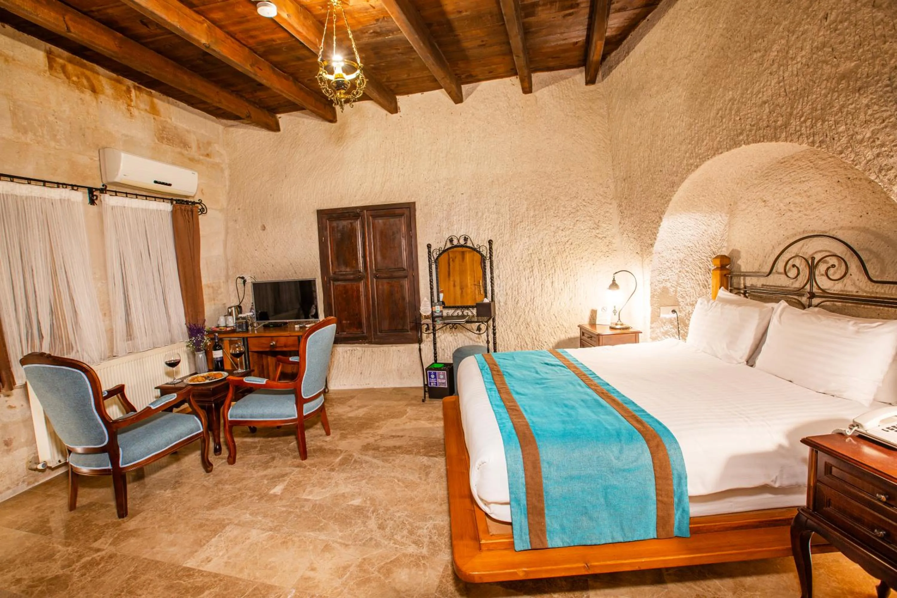 Bedroom, Bed in Imperial Cave Suites & Spa