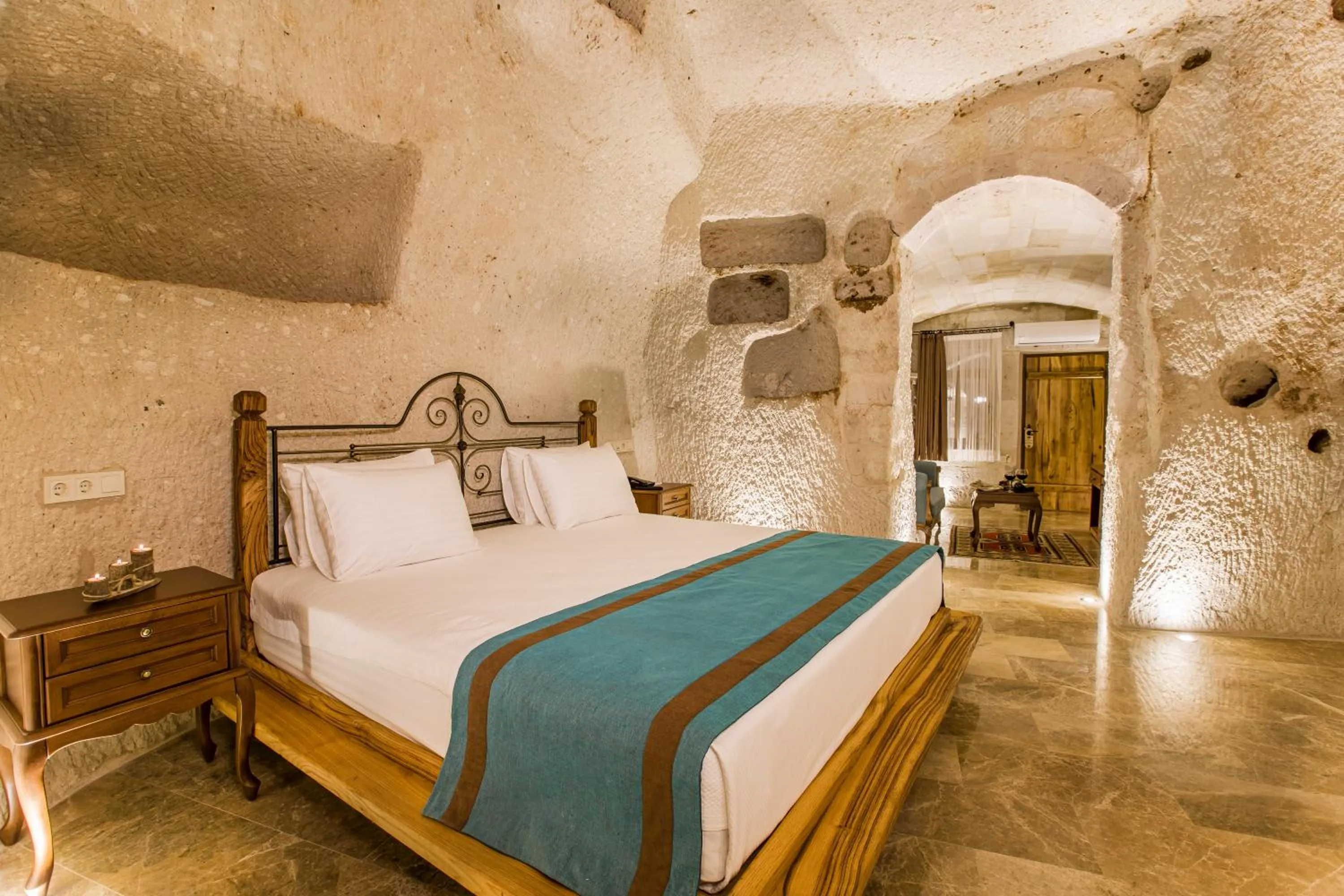 Bed in Imperial Cave Suites & Spa