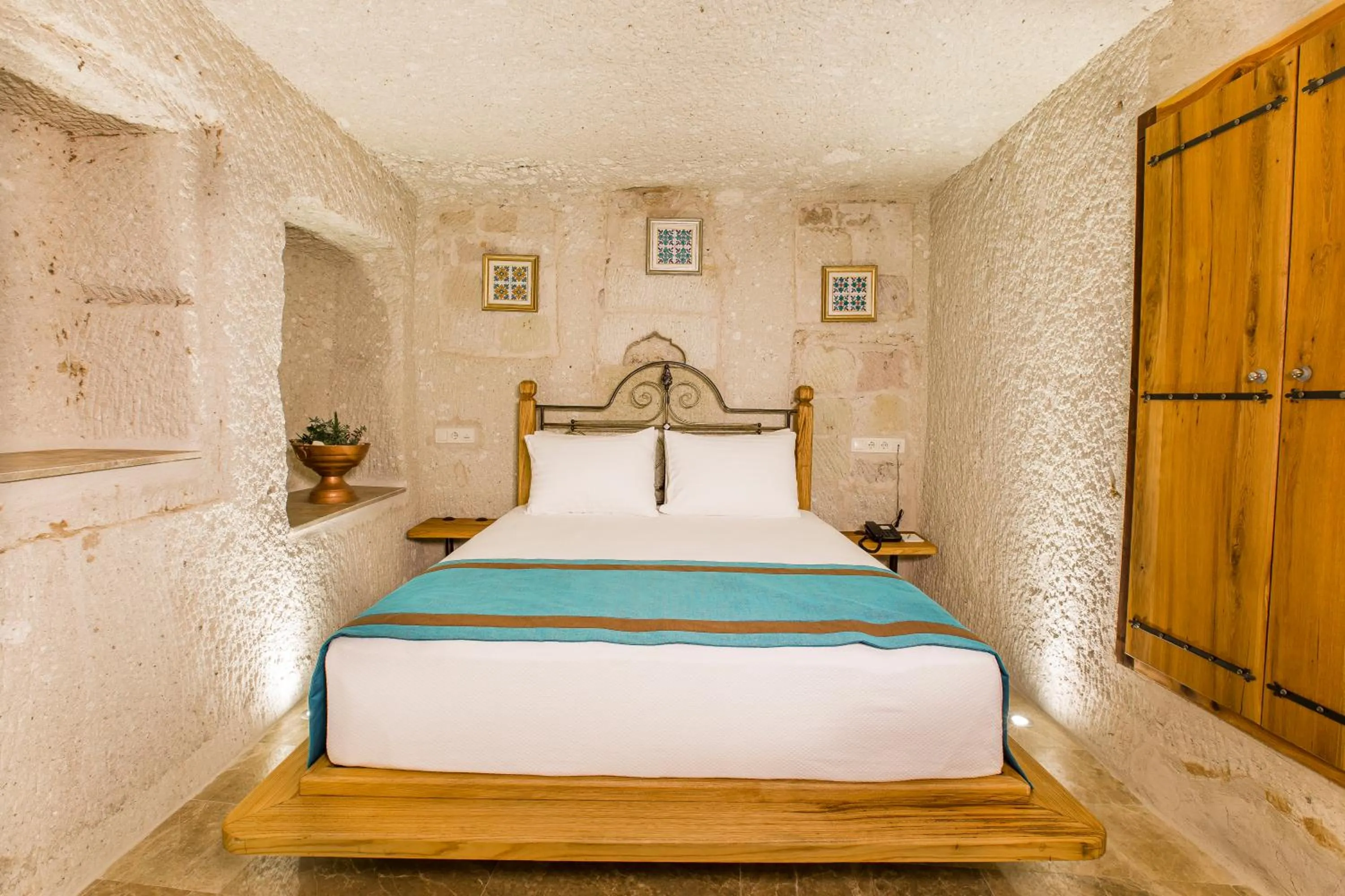 Bedroom, Bed in Imperial Cave Suites & Spa