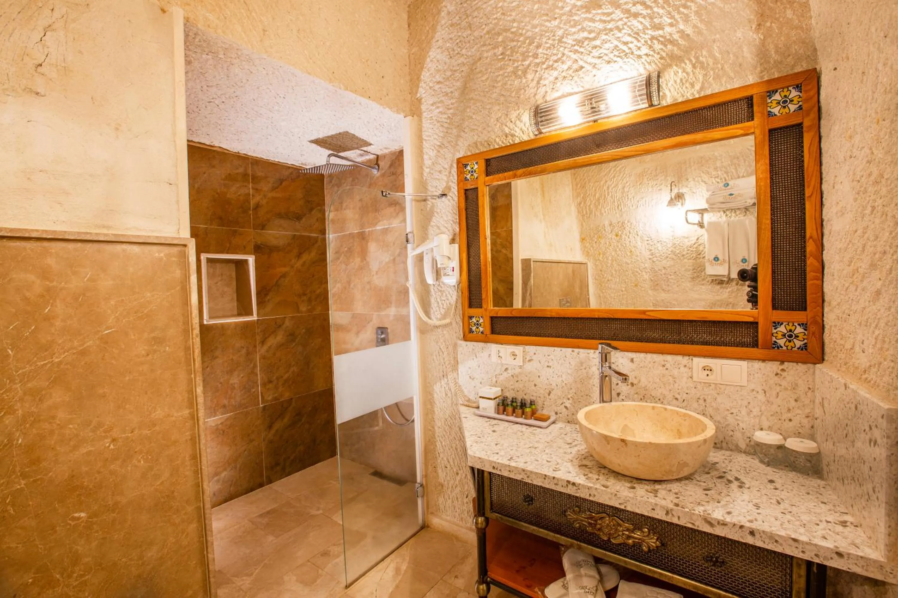 Shower in Imperial Cave Suites & Spa