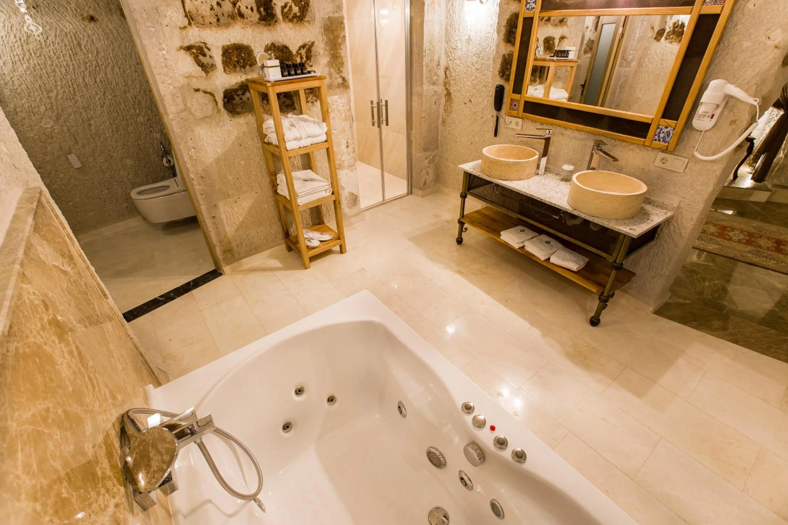 Shower in Imperial Cave Suites & Spa