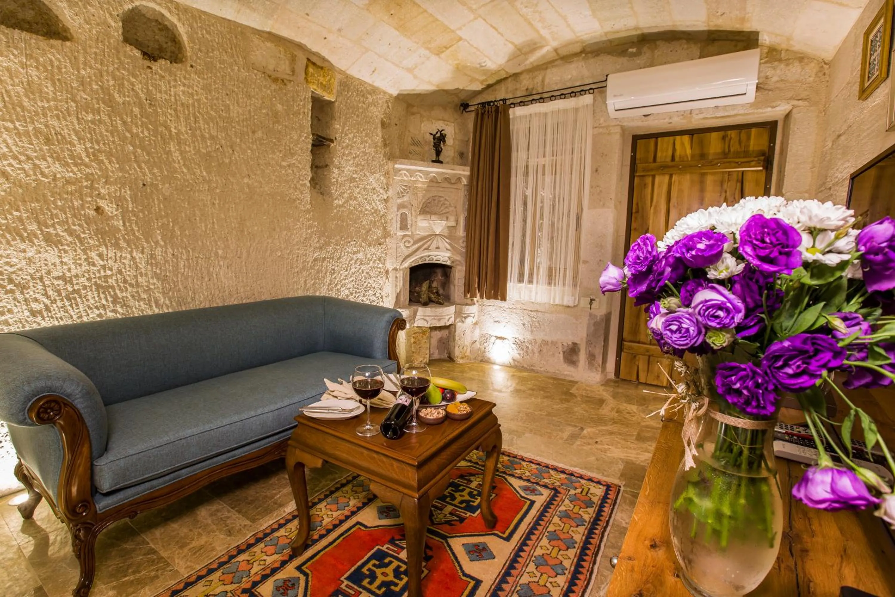 Living room, Bed in Imperial Cave Suites & Spa