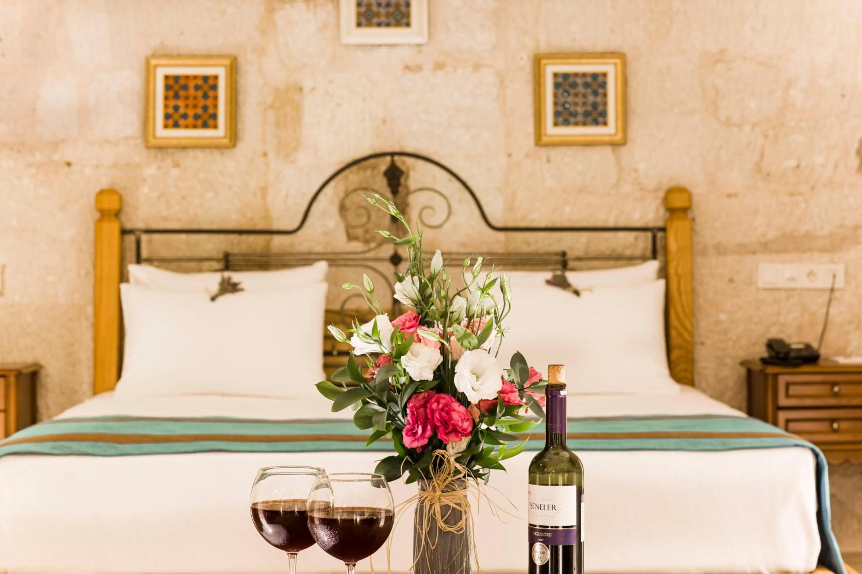 Bed in Imperial Cave Suites & Spa