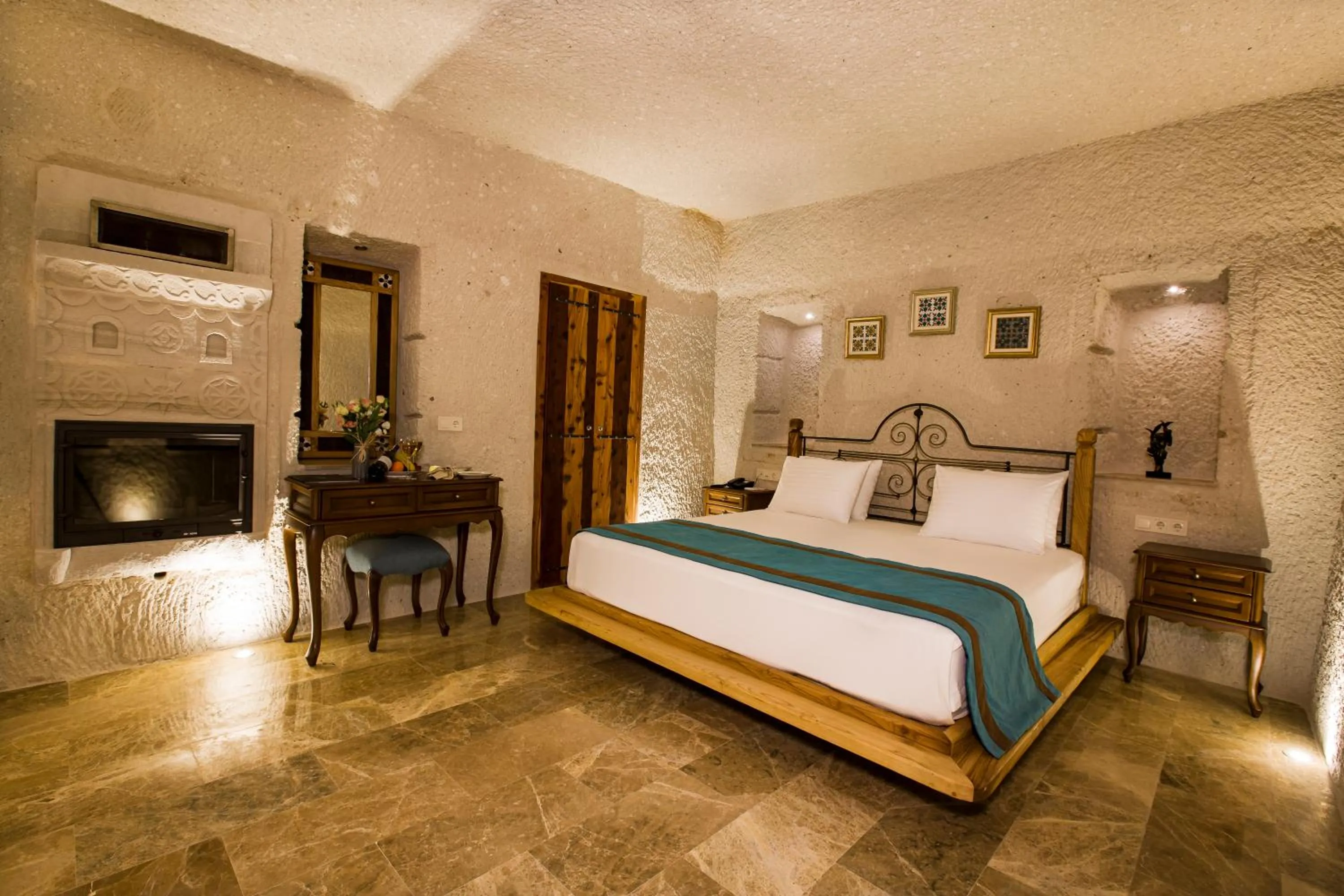Bedroom, Bed in Imperial Cave Suites & Spa