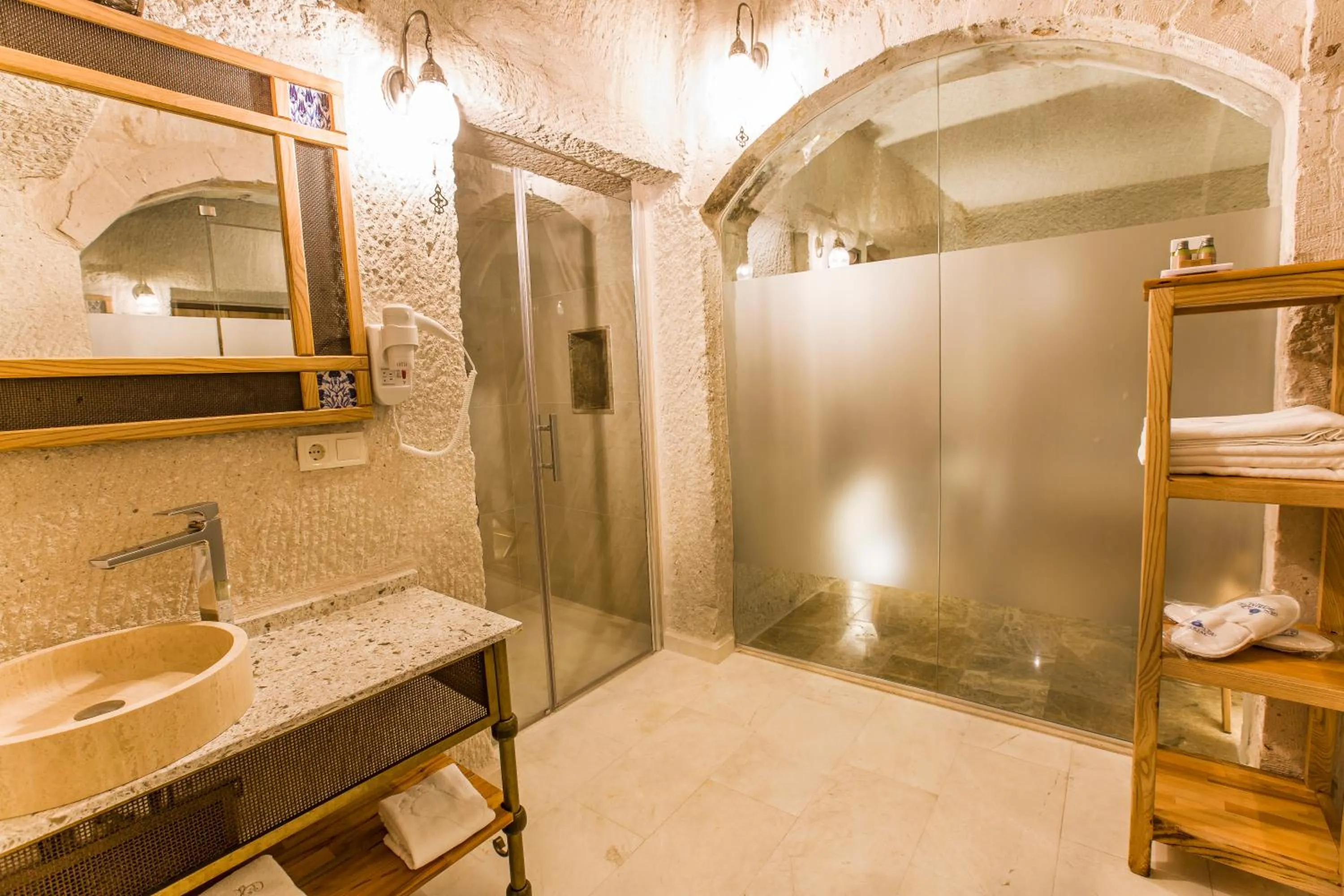 Shower in Imperial Cave Suites & Spa
