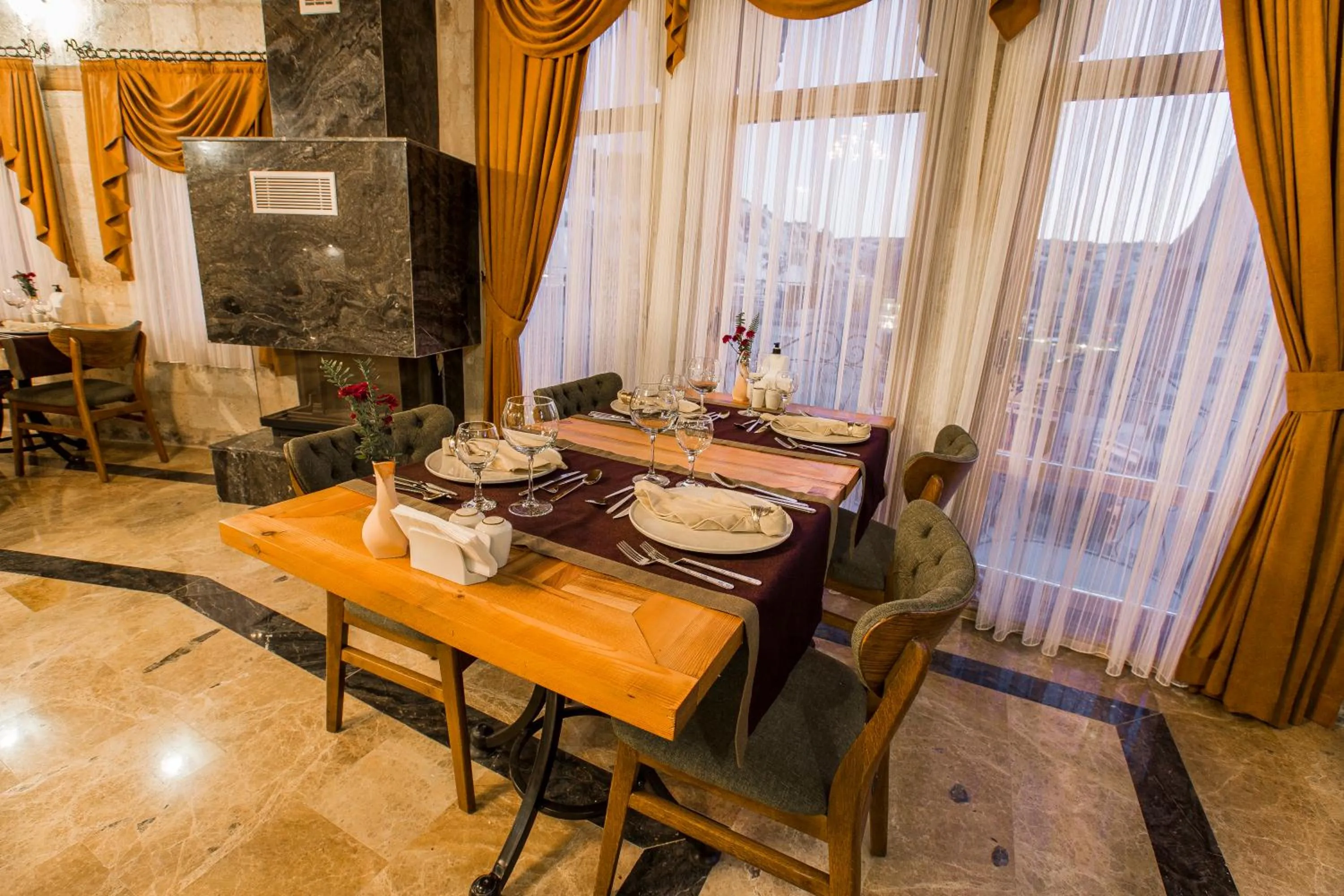 Restaurant/places to eat in Imperial Cave Suites & Spa