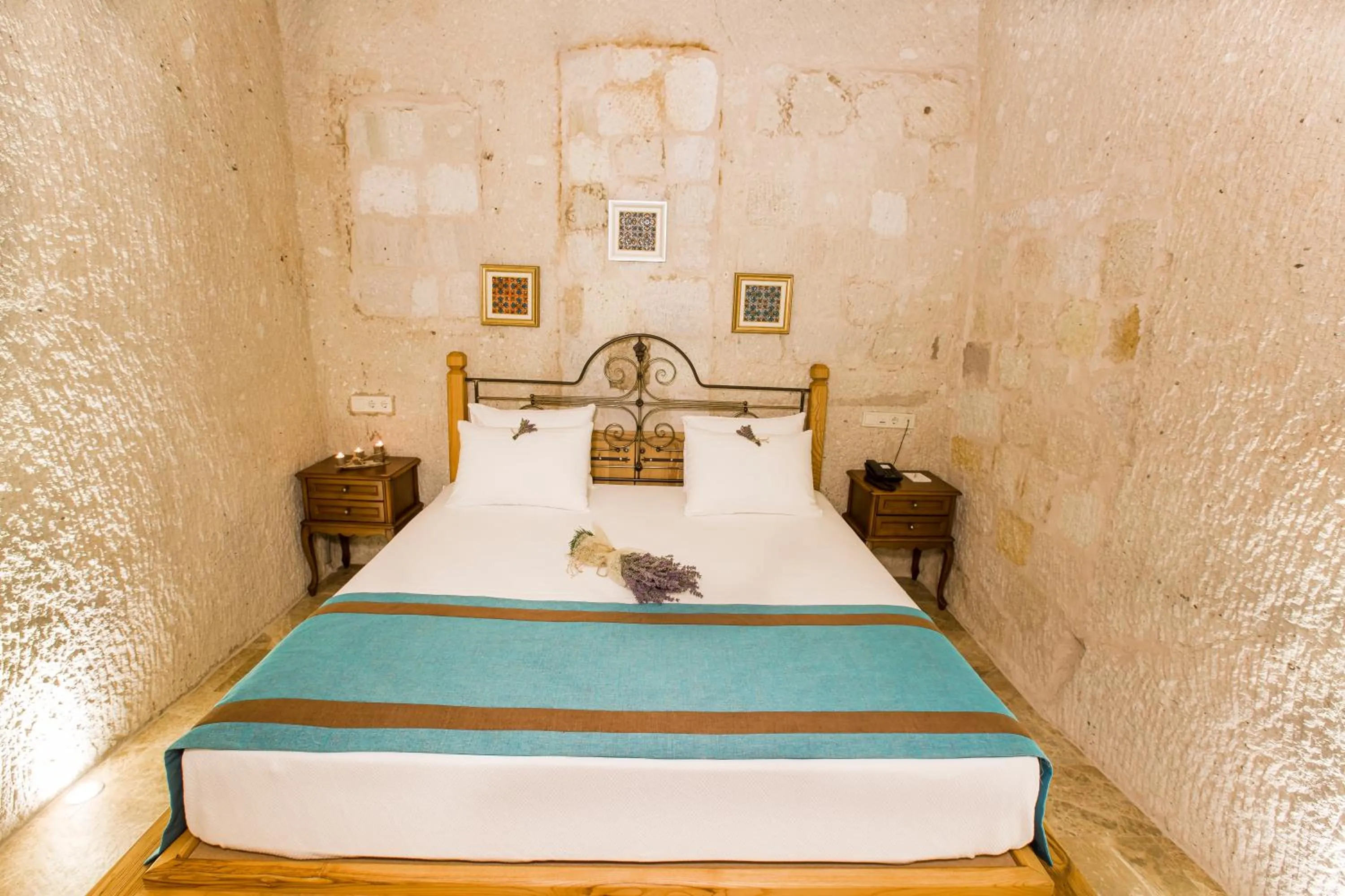 Bed in Imperial Cave Suites & Spa