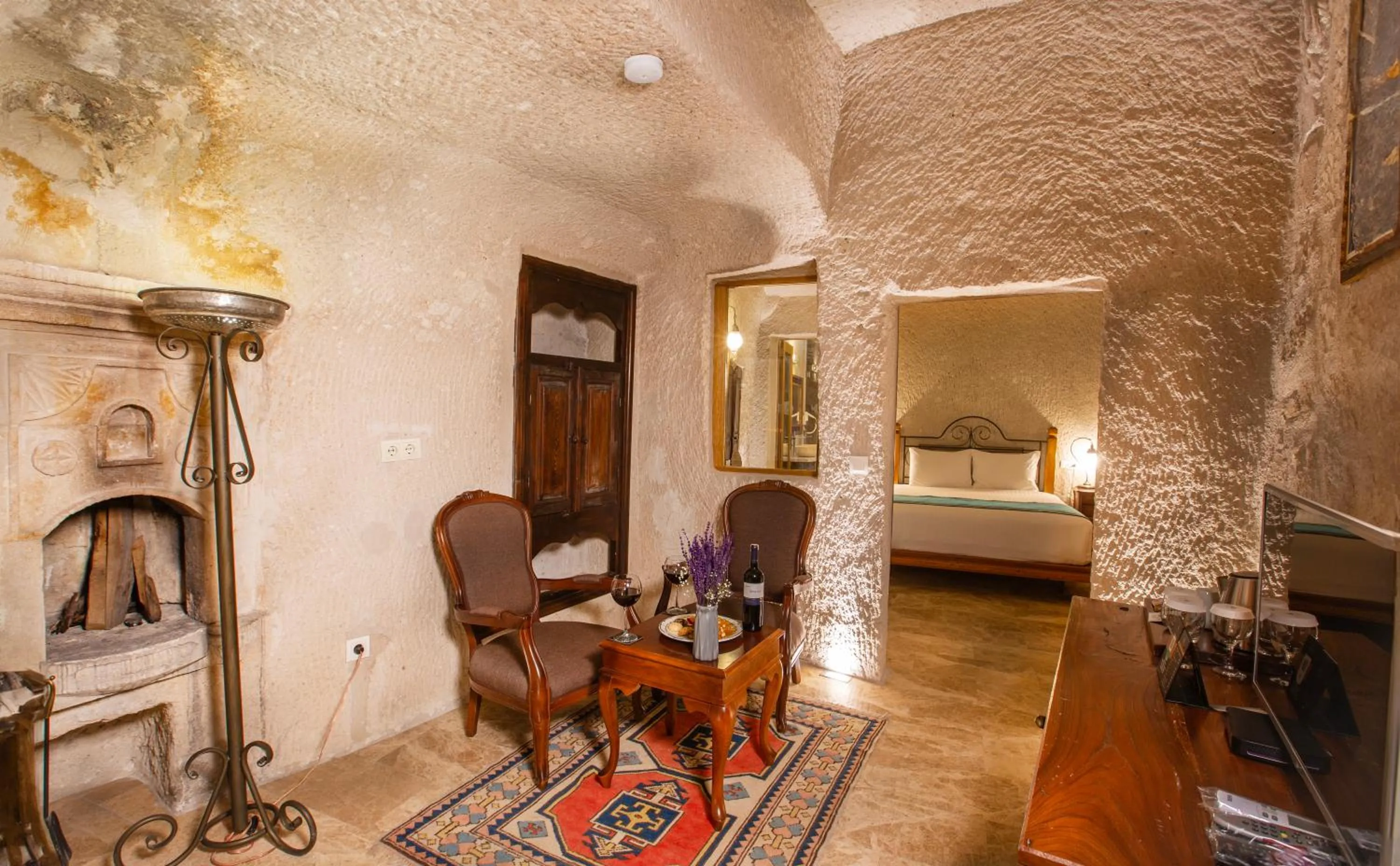 TV and multimedia, Bed in Imperial Cave Suites & Spa