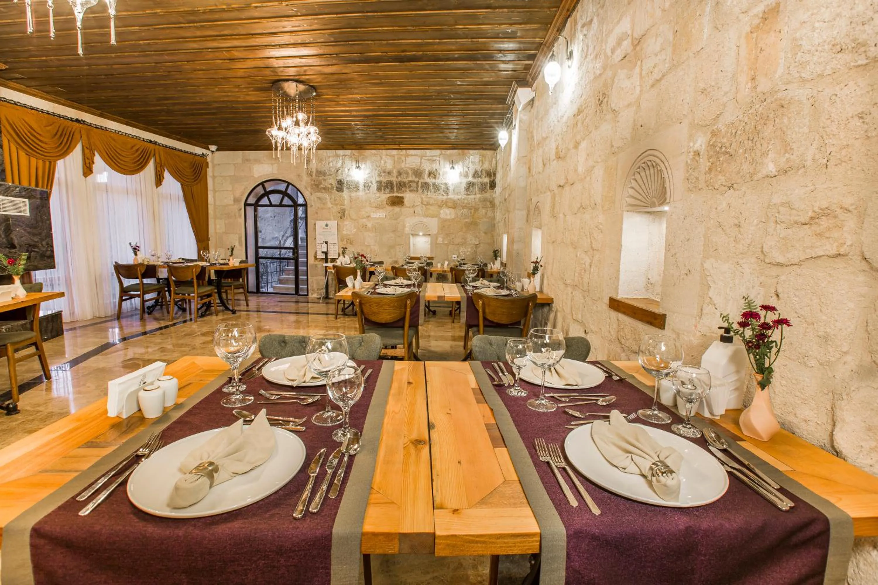 Restaurant/places to eat in Imperial Cave Suites & Spa