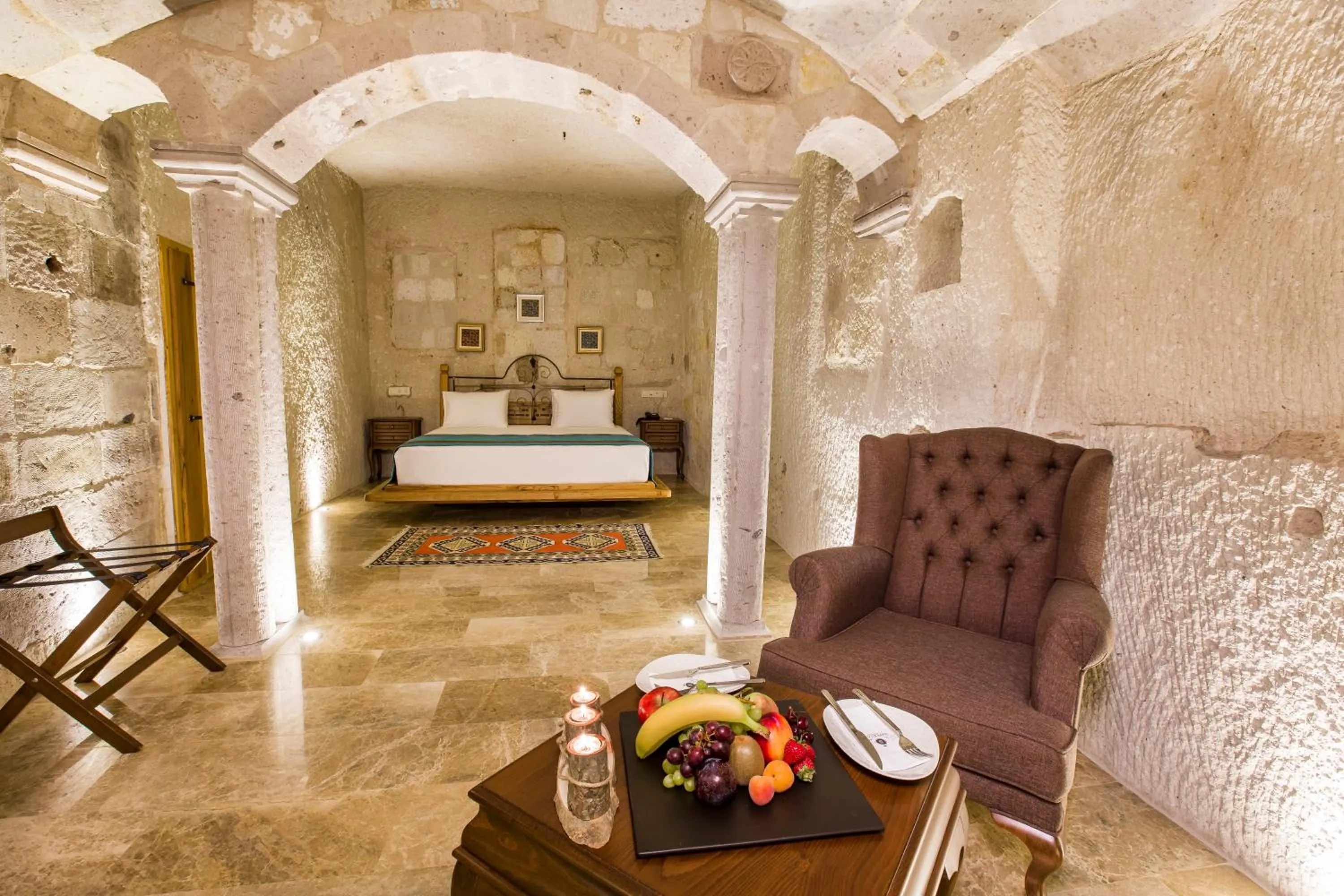 Seating area, Bed in Imperial Cave Suites & Spa