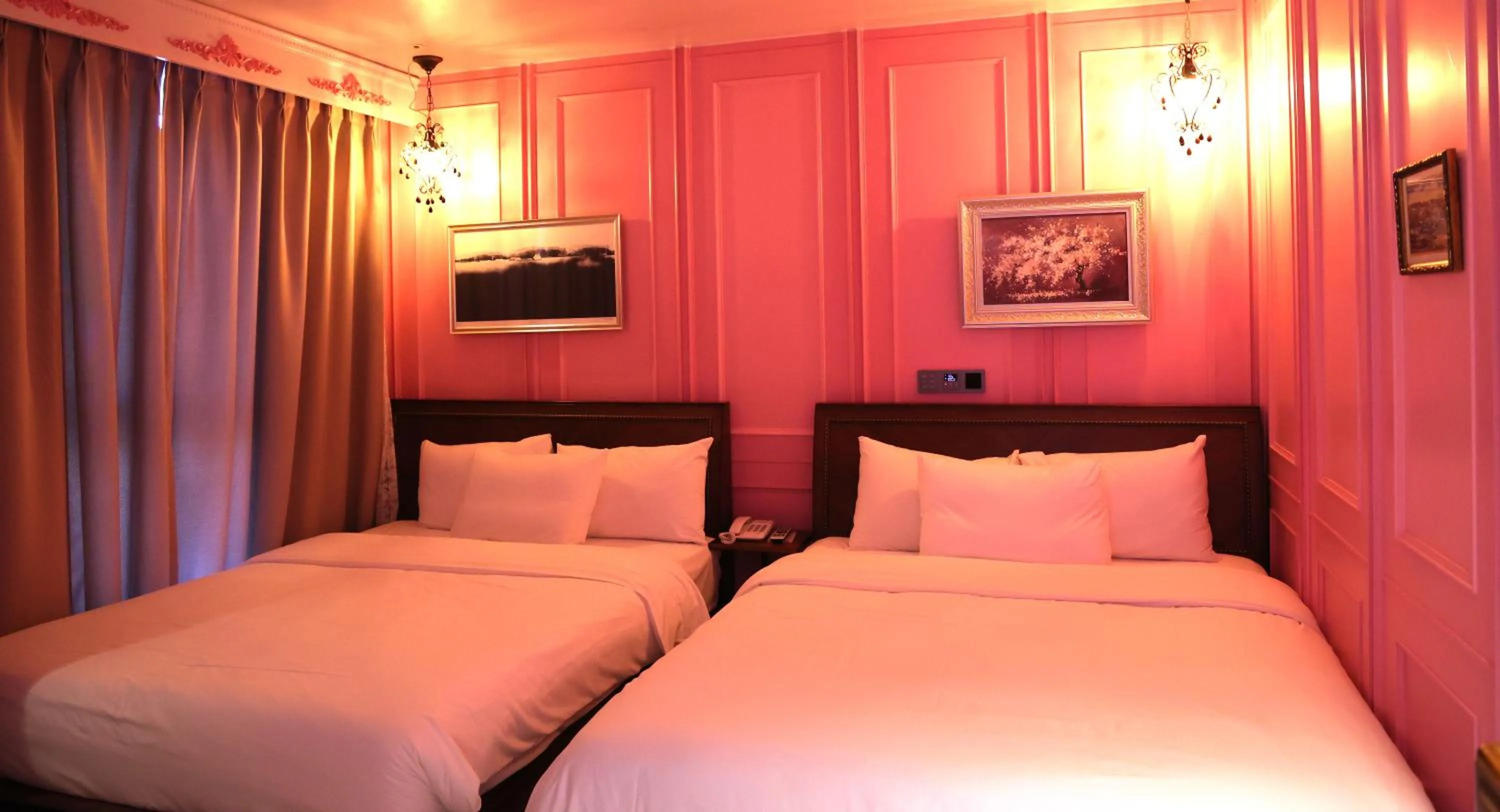 Property building, Bed in Hotel Lemong
