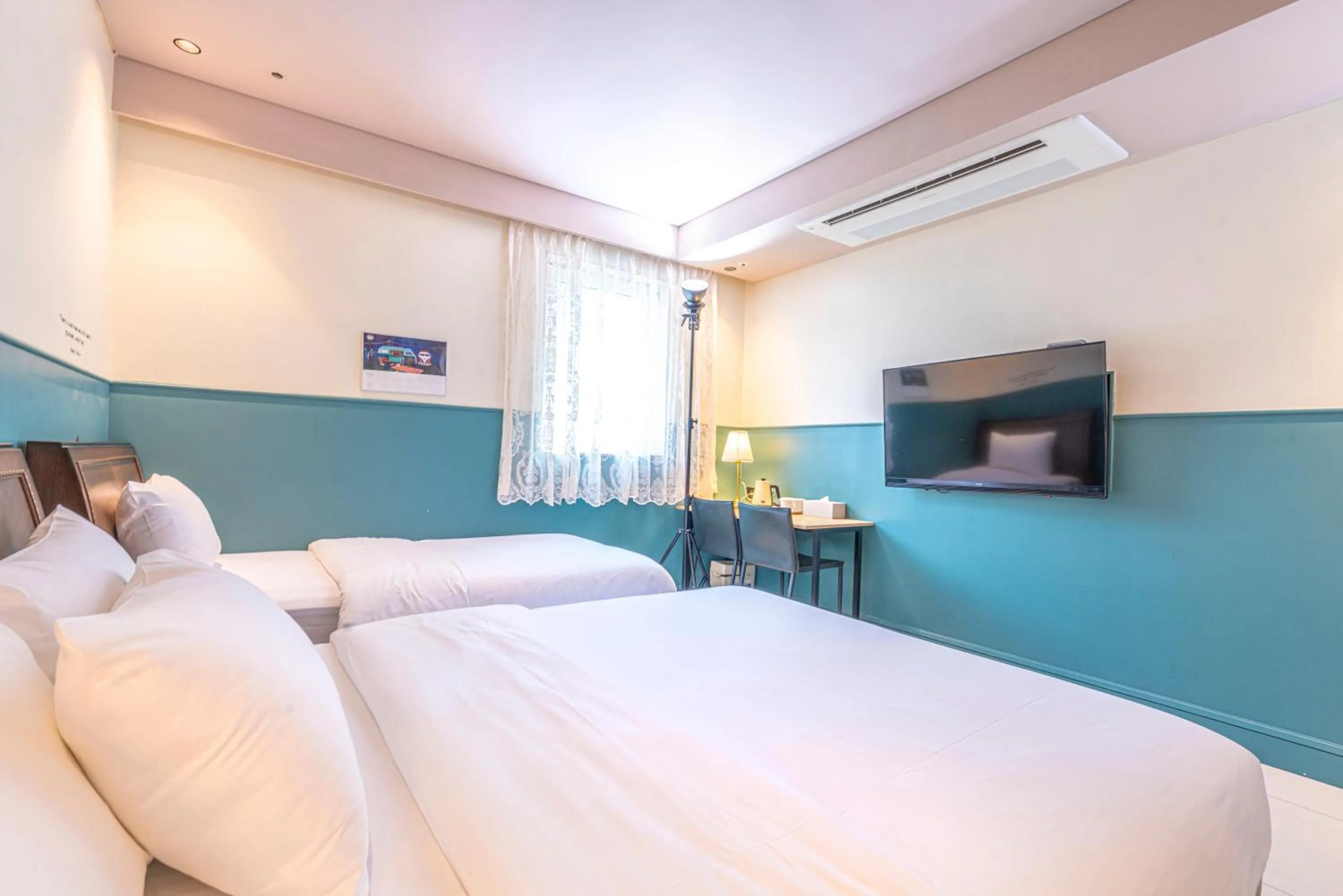 Communal lounge/ TV room, Bed in Hotel Lemong