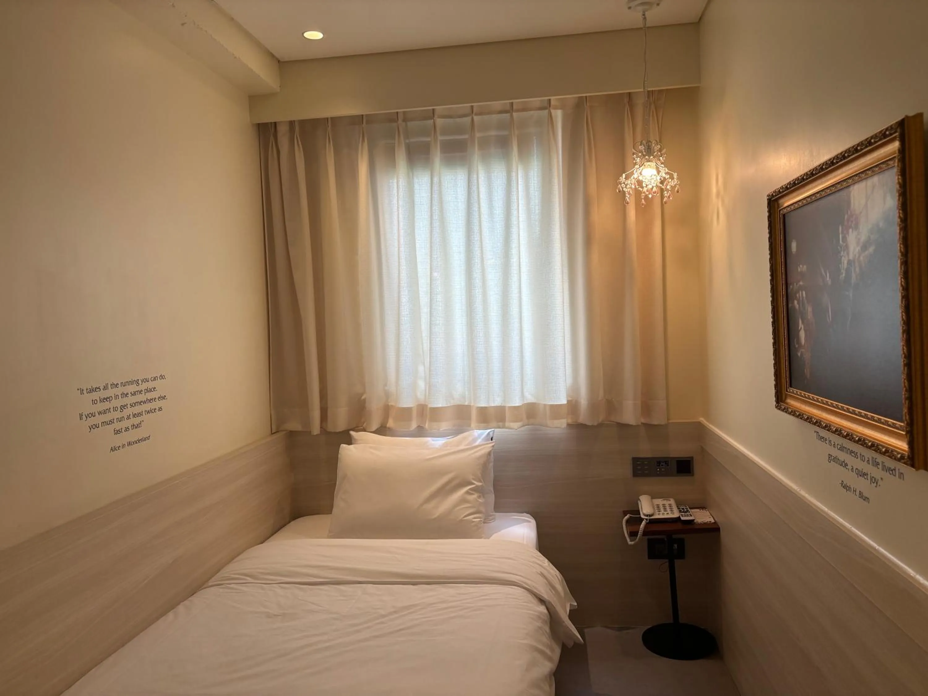 Property building, Bed in Hotel Lemong