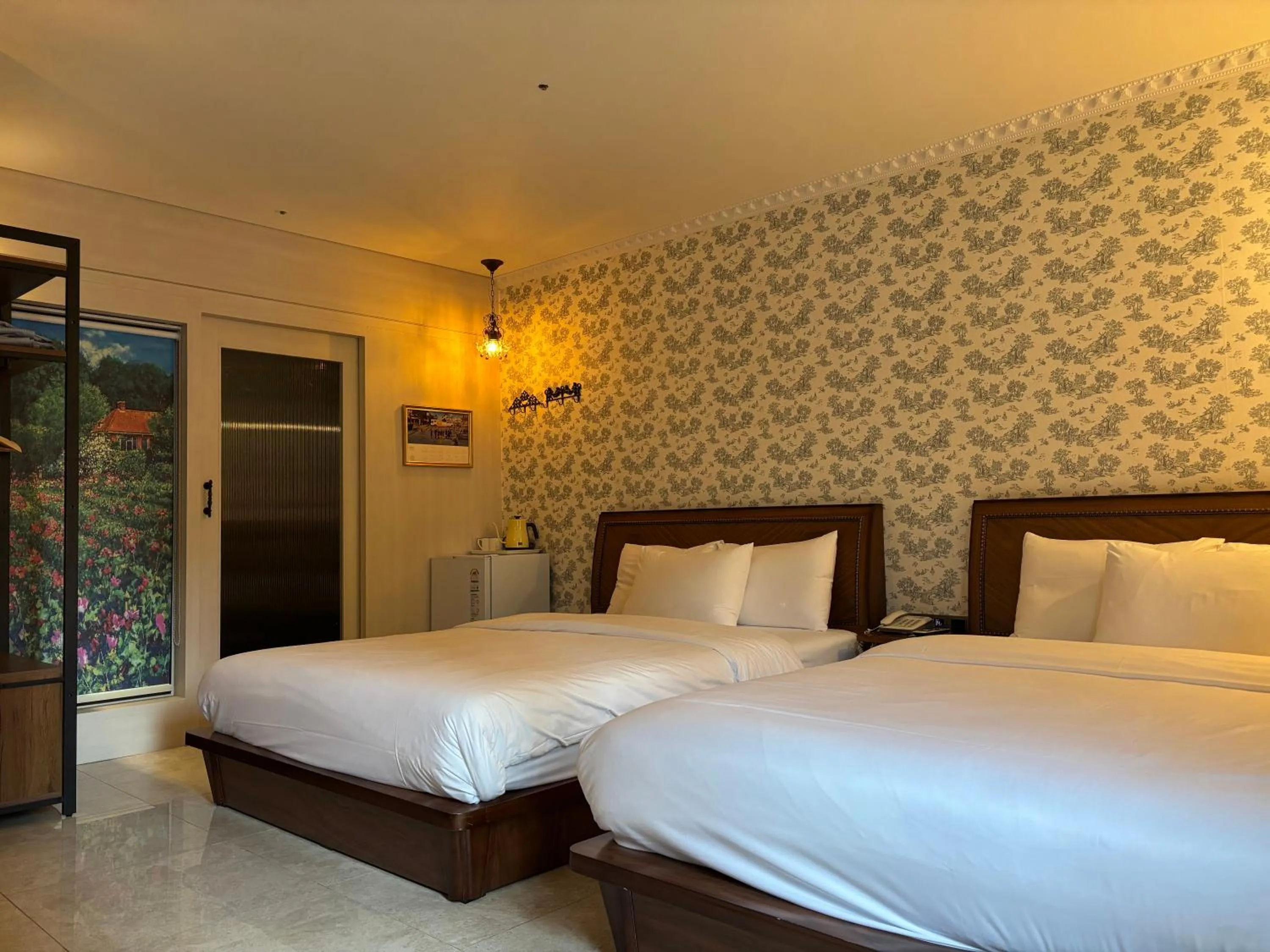 Property building, Bed in Hotel Lemong