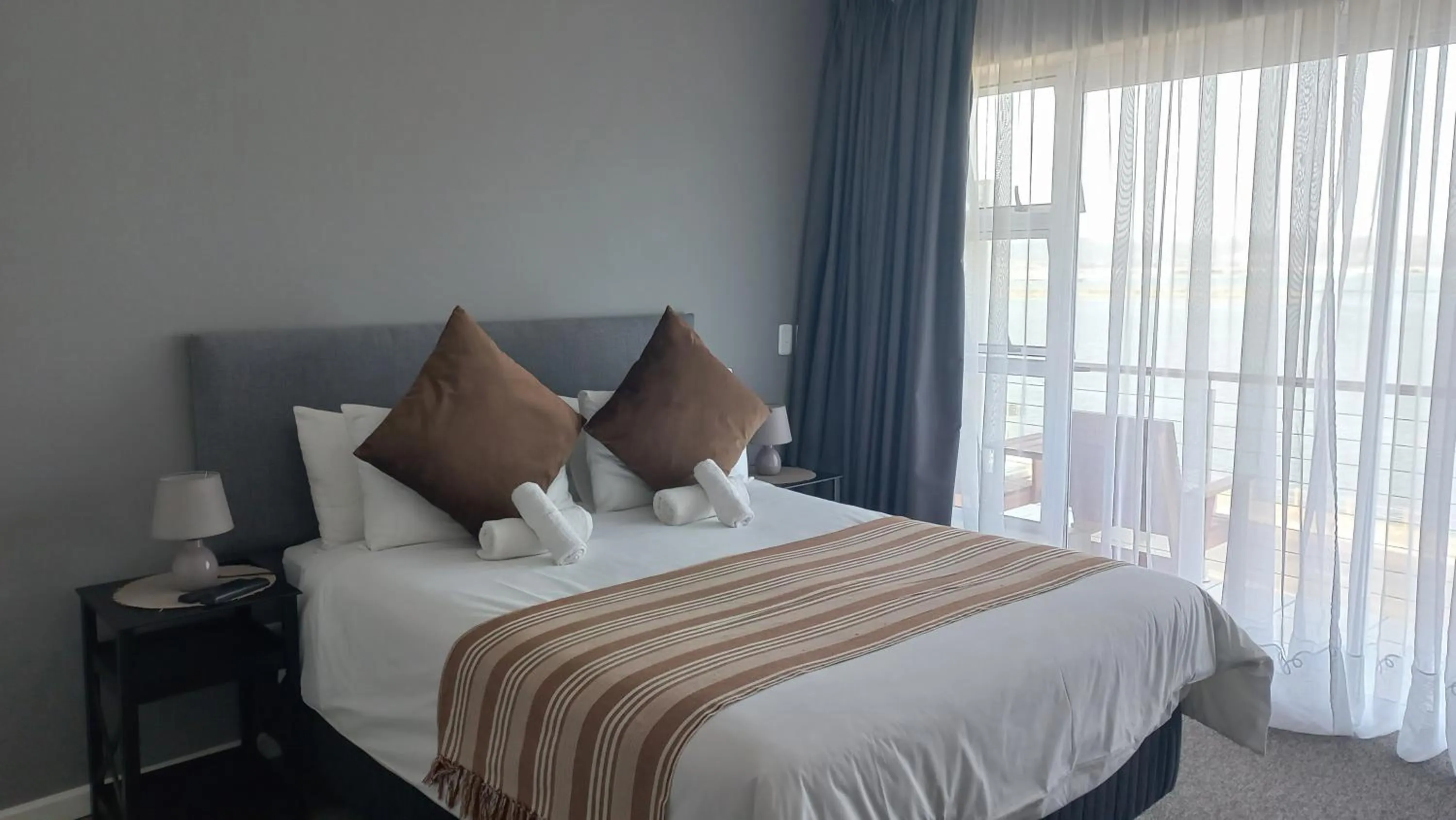 Bedroom, Bed in Phoenix Lodge and Waterside Accommodation