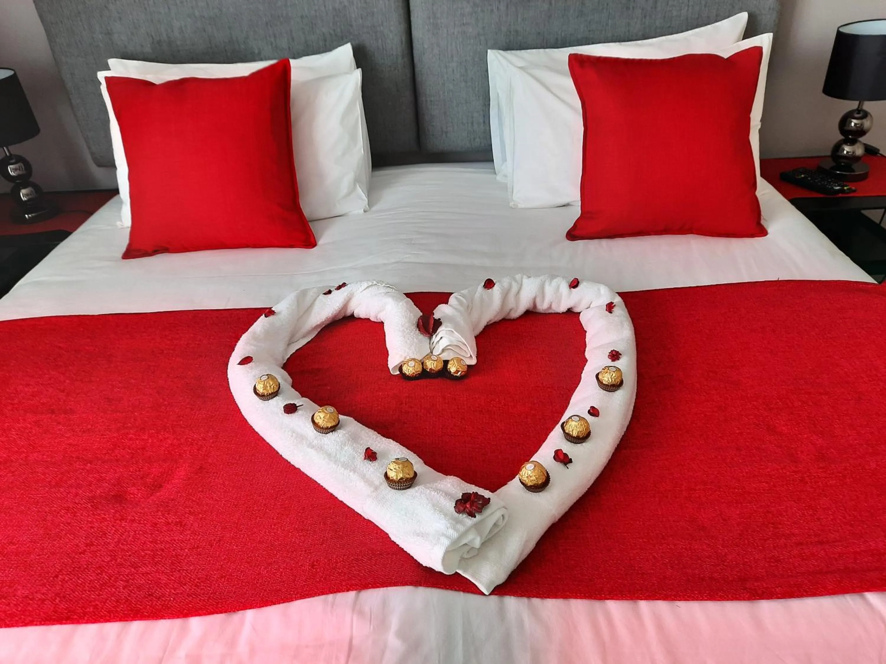 Bedroom, Bed in Phoenix Lodge and Waterside Accommodation