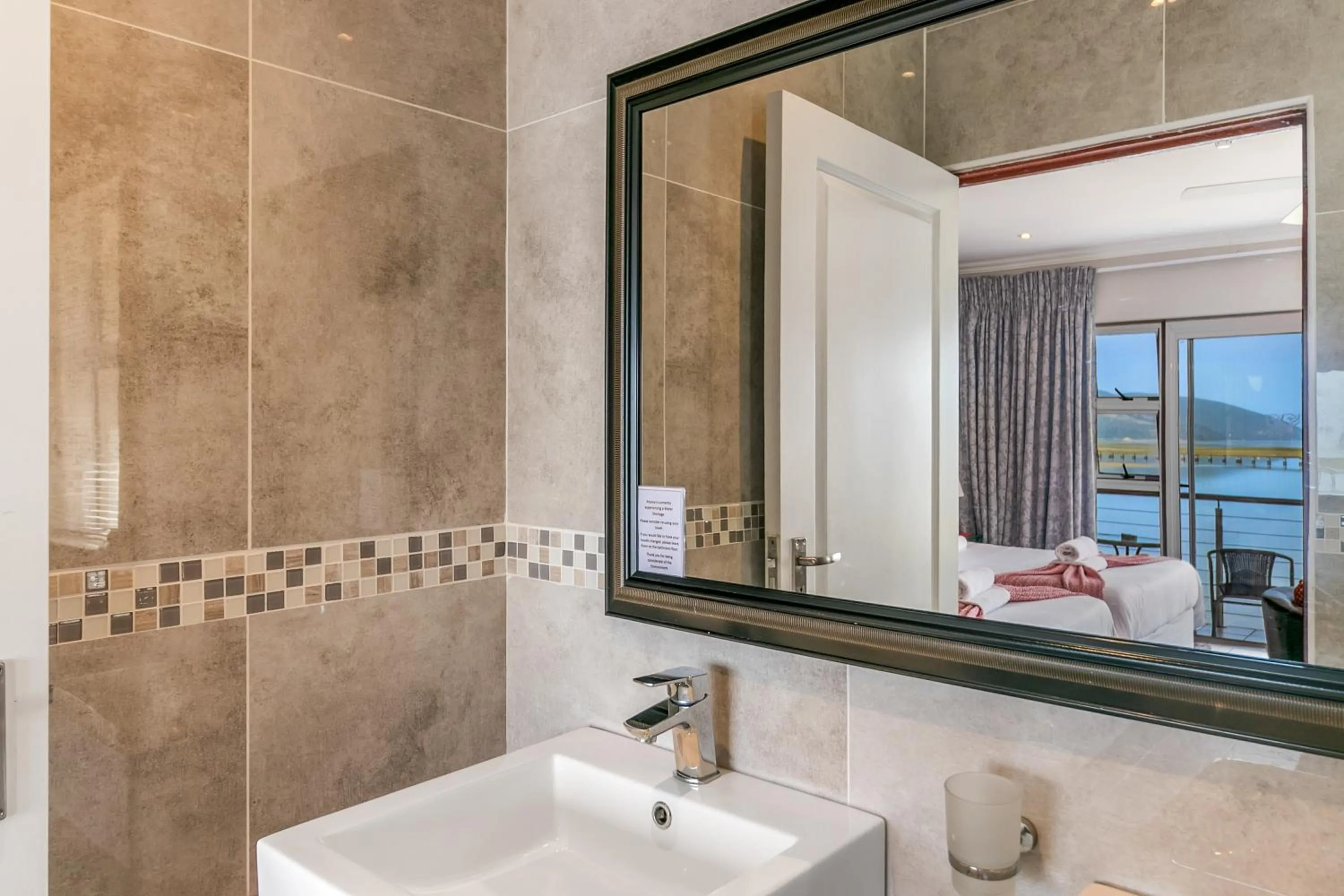 Bathroom in Phoenix Lodge and Waterside Accommodation