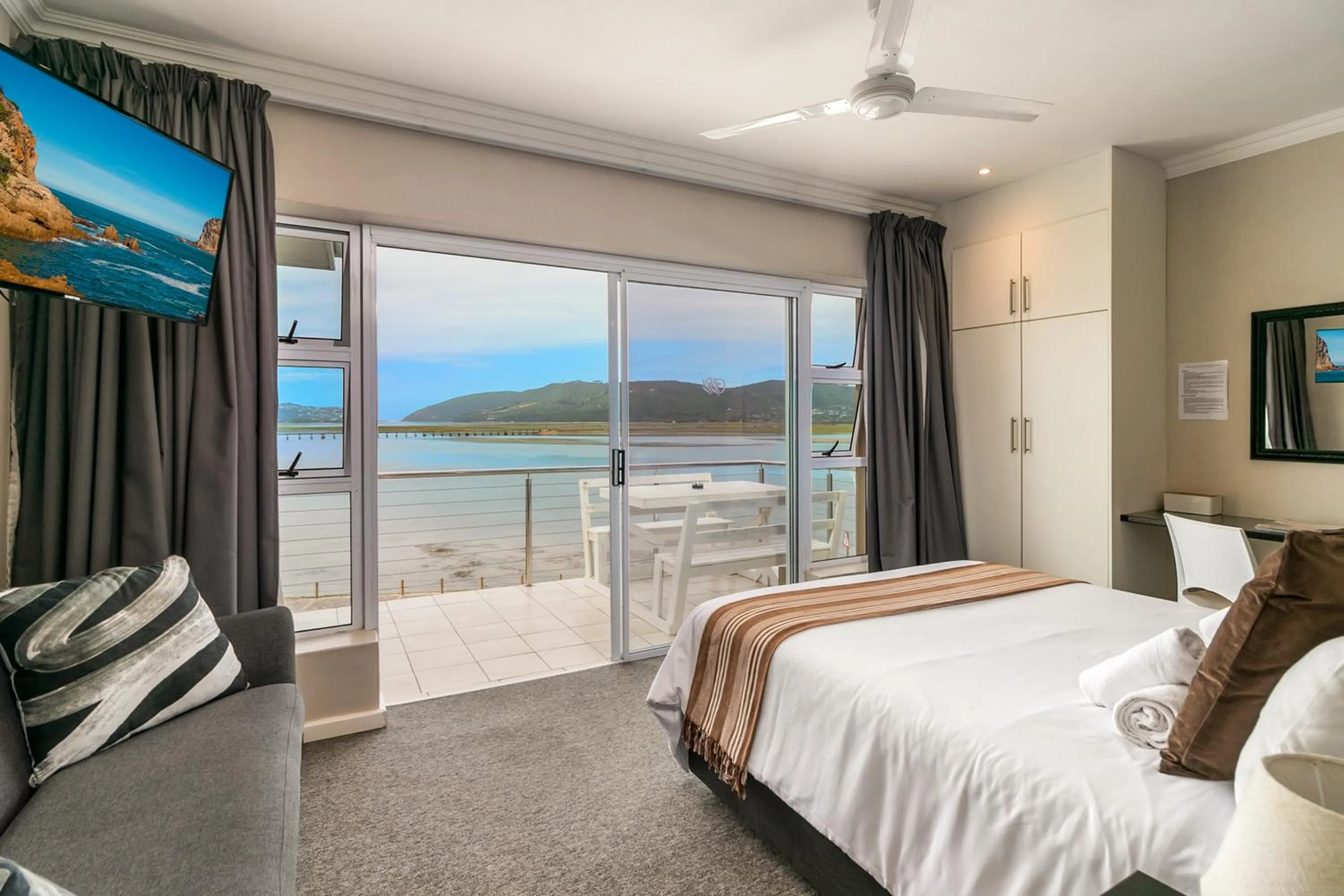 Lake view, Bed in Phoenix Lodge and Waterside Accommodation