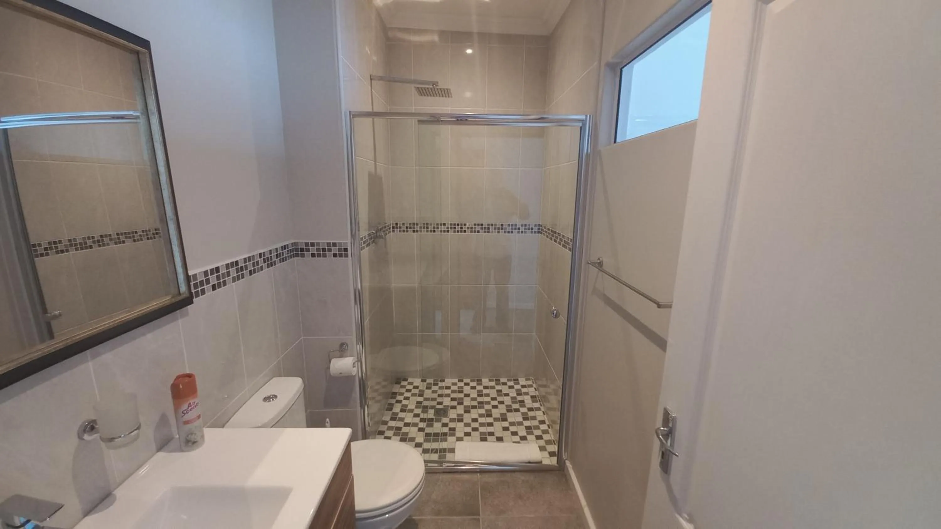 Bathroom in Phoenix Lodge and Waterside Accommodation