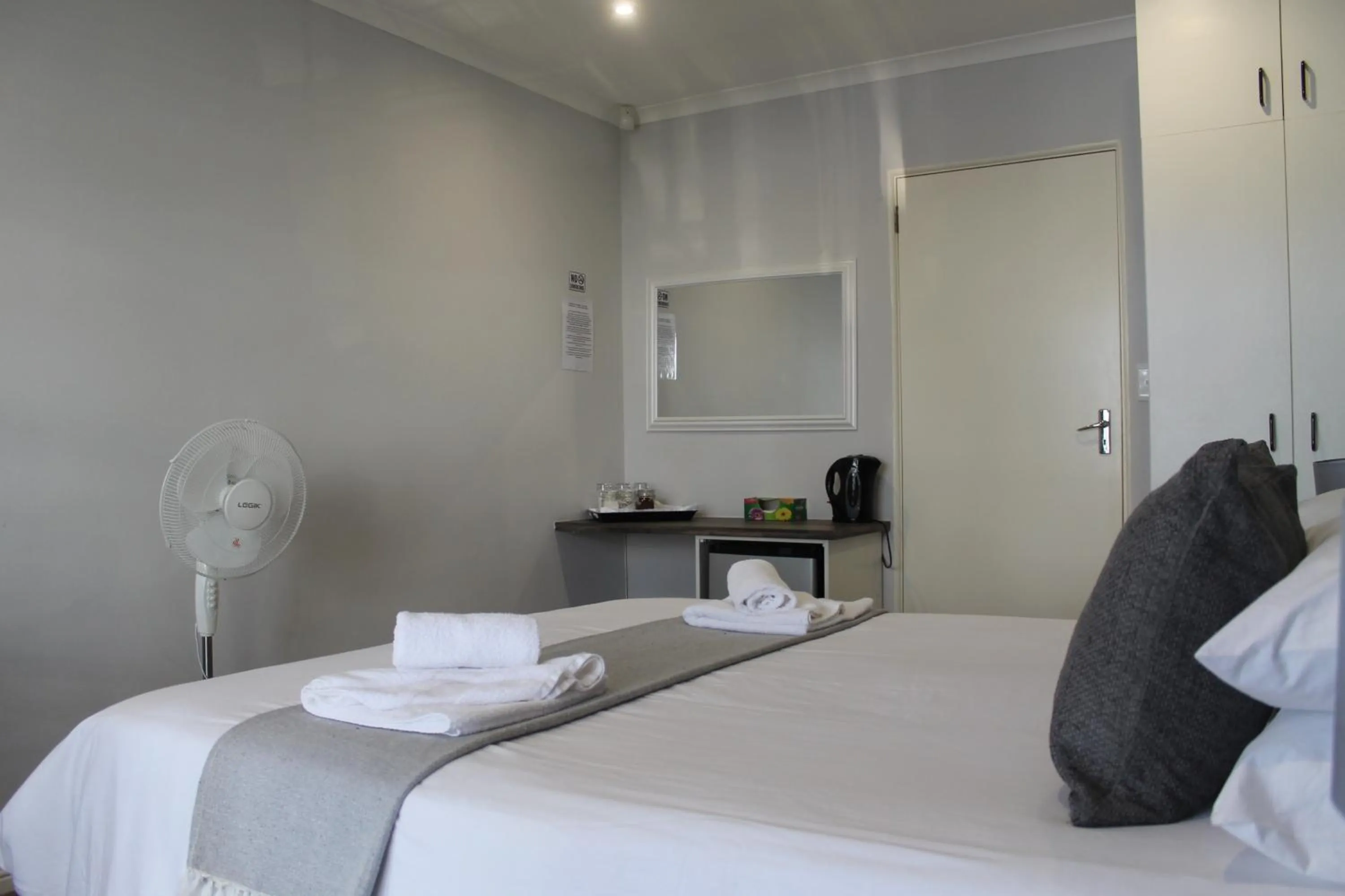 Bedroom, Bed in Phoenix Lodge and Waterside Accommodation