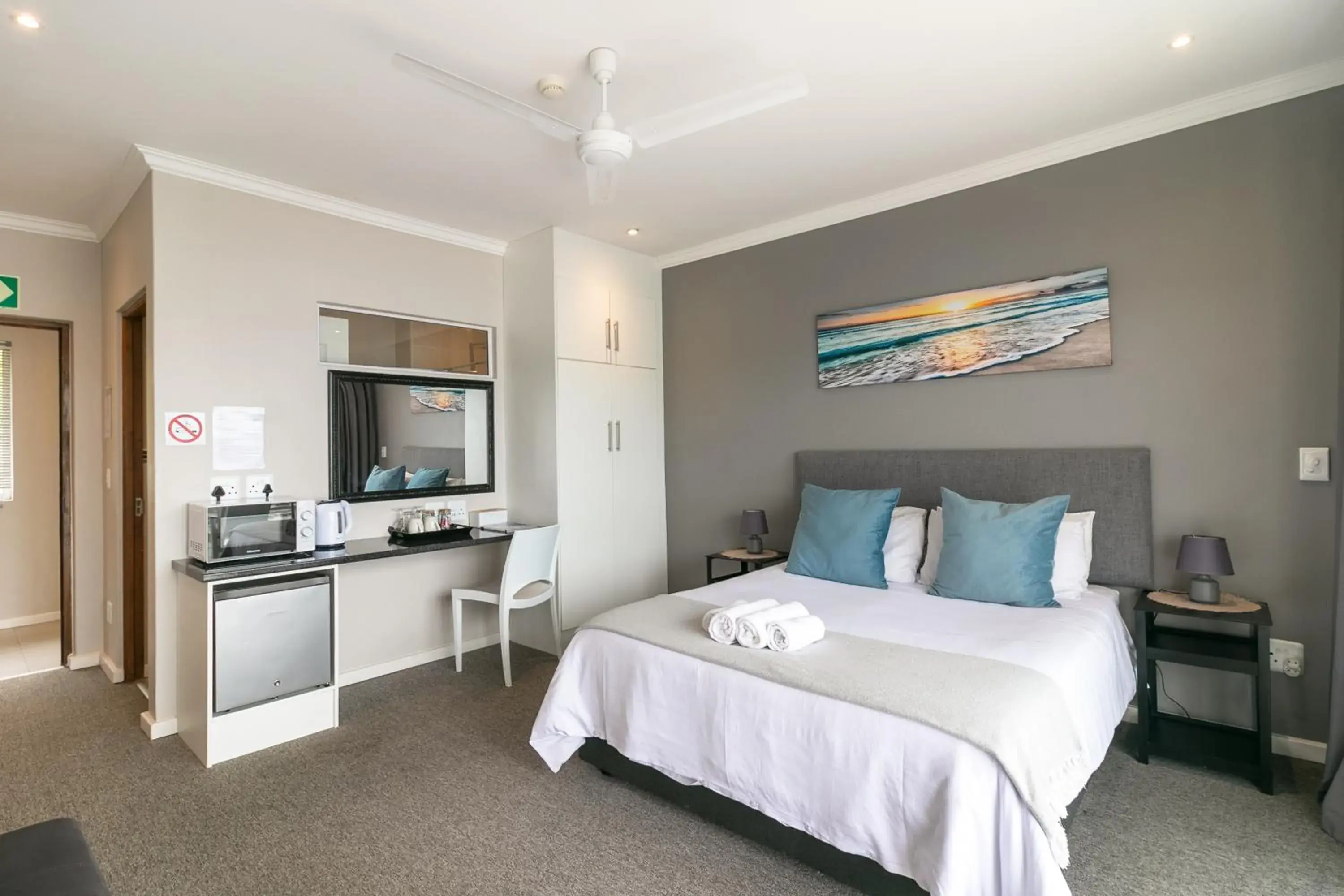 Superior Queen Room - single occupancy in Phoenix Lodge and Waterside Accommodation Superior Queen Room - single occupancy in Phoenix Lodge and Waterside Accommodation