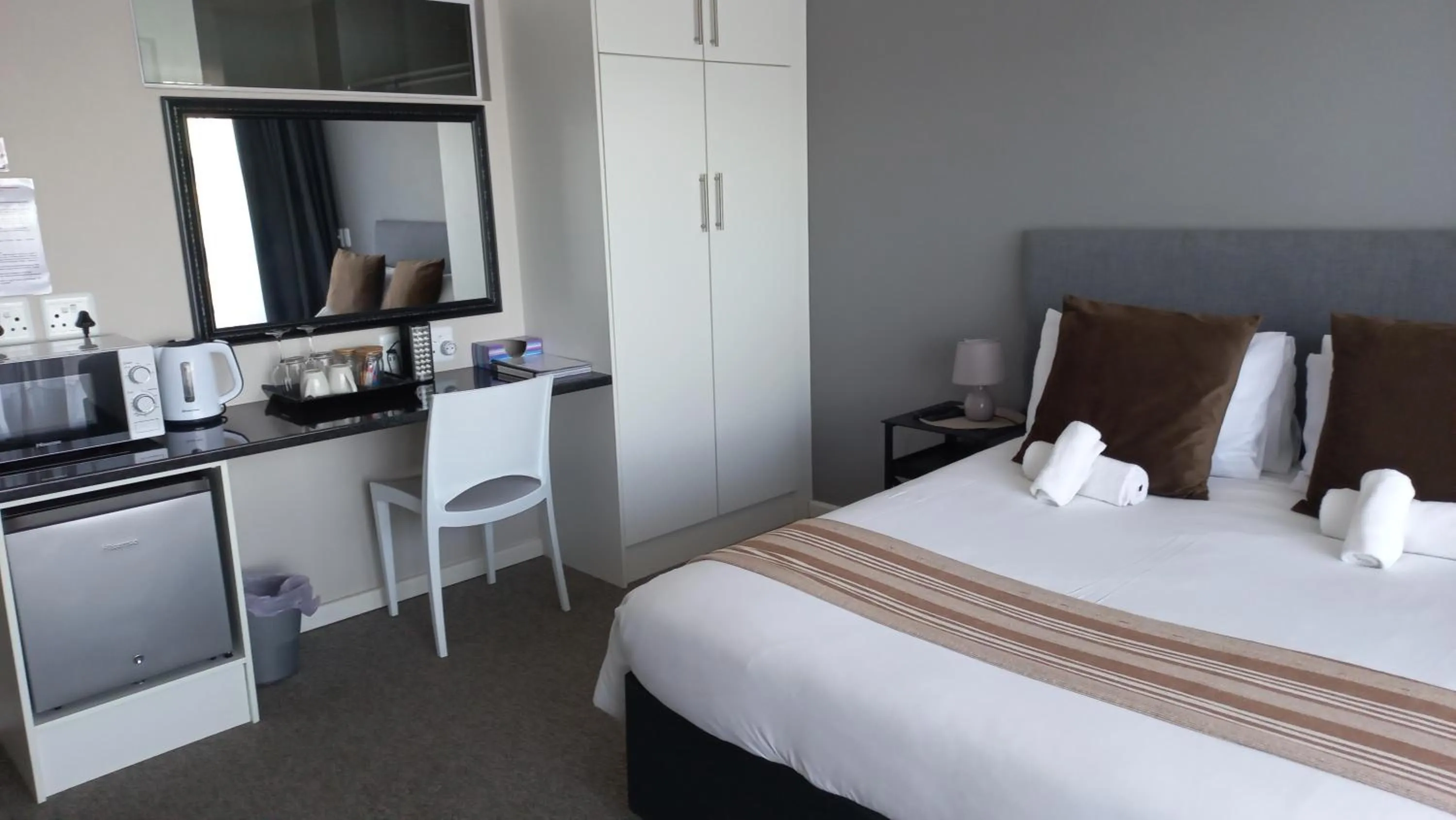 Bedroom, Bed in Phoenix Lodge and Waterside Accommodation