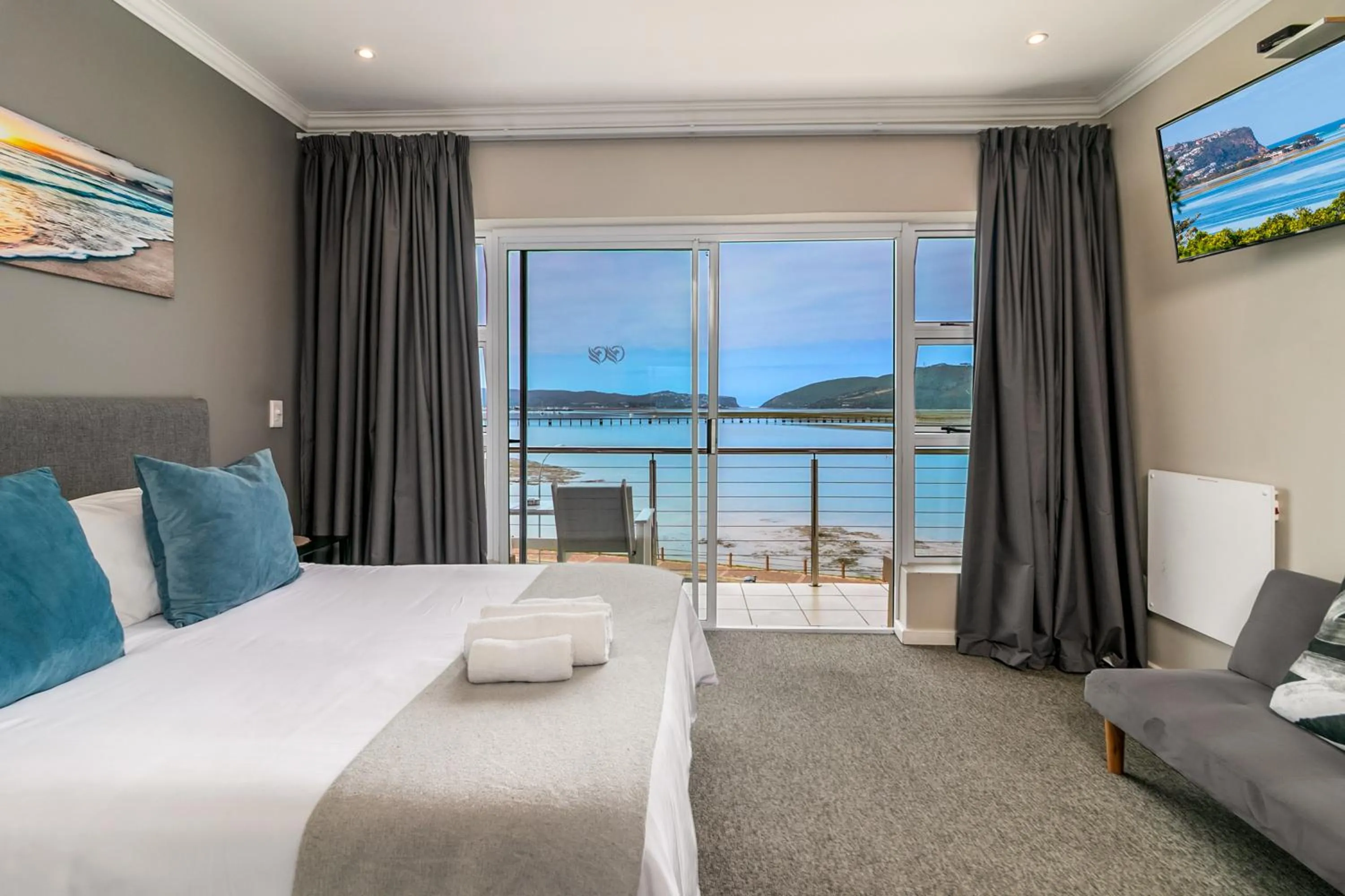 Bedroom, Bed in Phoenix Lodge and Waterside Accommodation