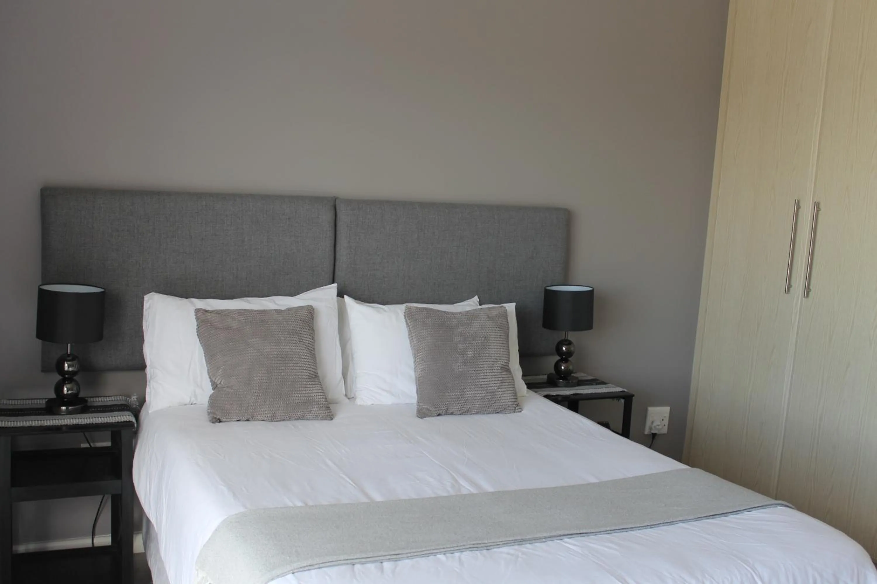 Bedroom, Bed in Phoenix Lodge and Waterside Accommodation