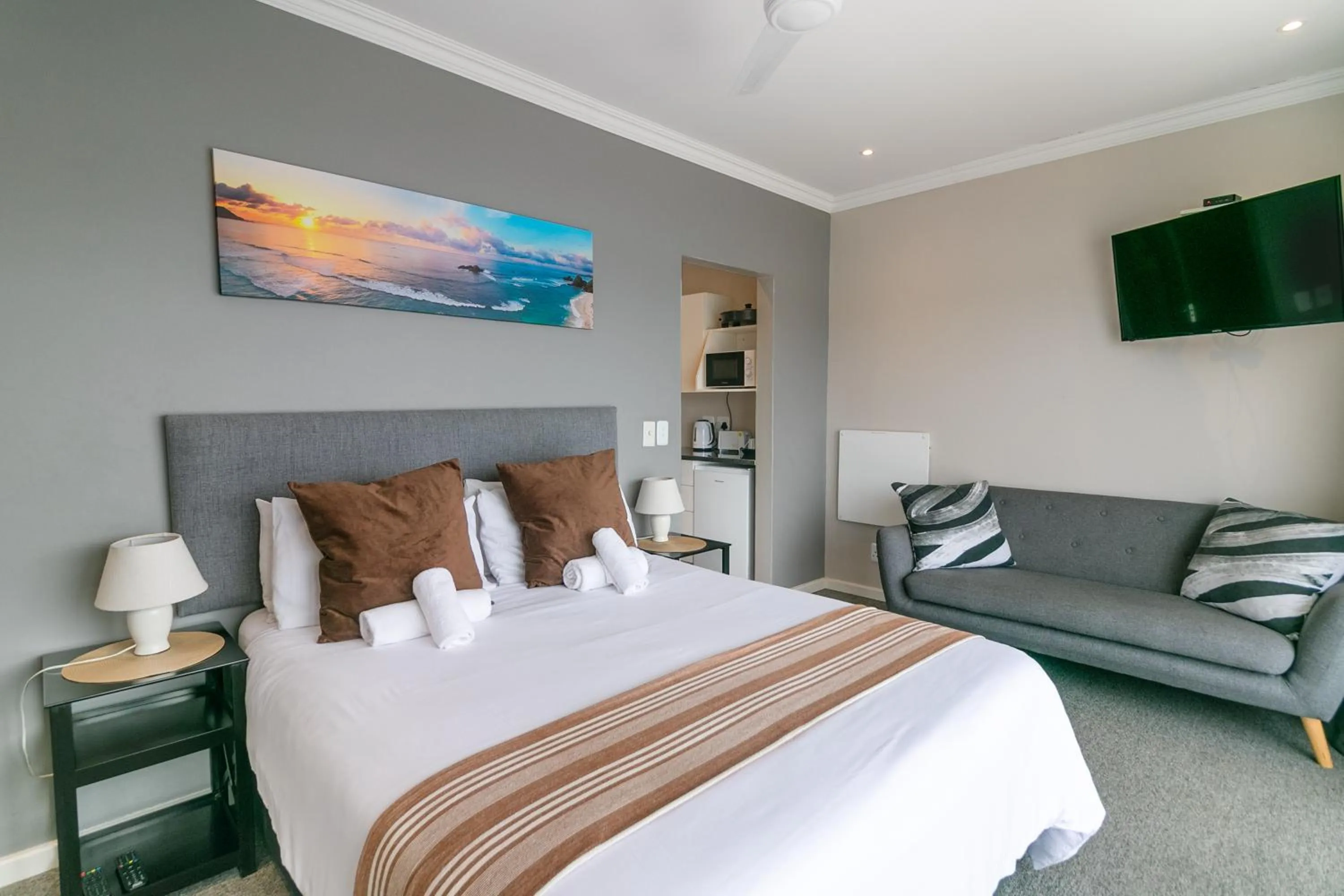 Bedroom, Bed in Phoenix Lodge and Waterside Accommodation