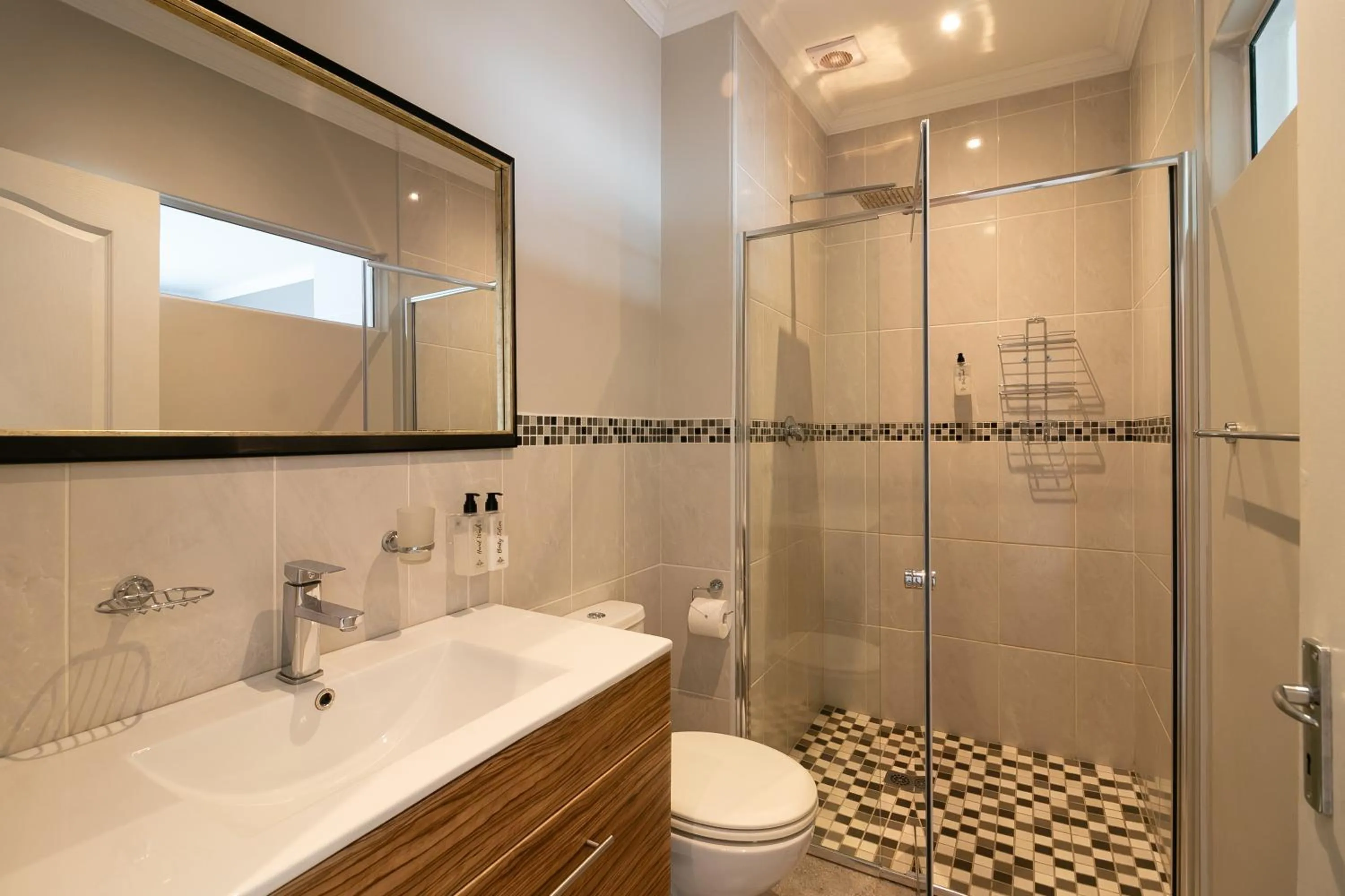 Bathroom in Phoenix Lodge and Waterside Accommodation