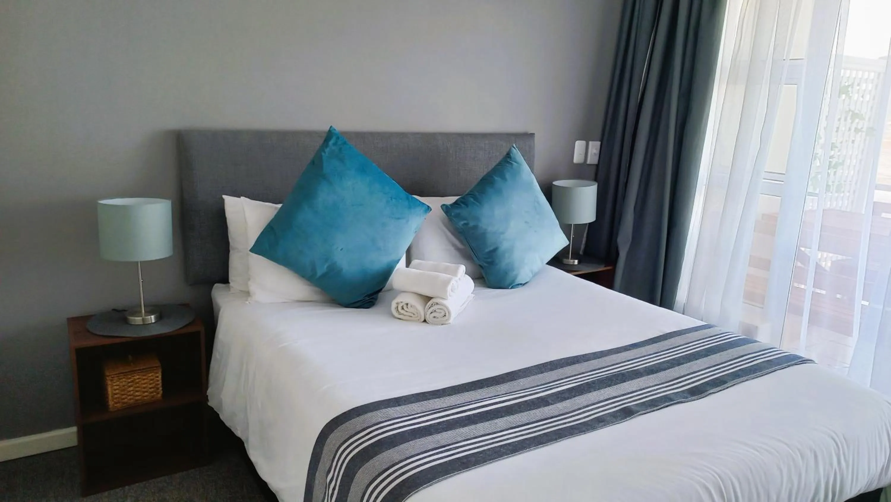 Bedroom, Bed in Phoenix Lodge and Waterside Accommodation