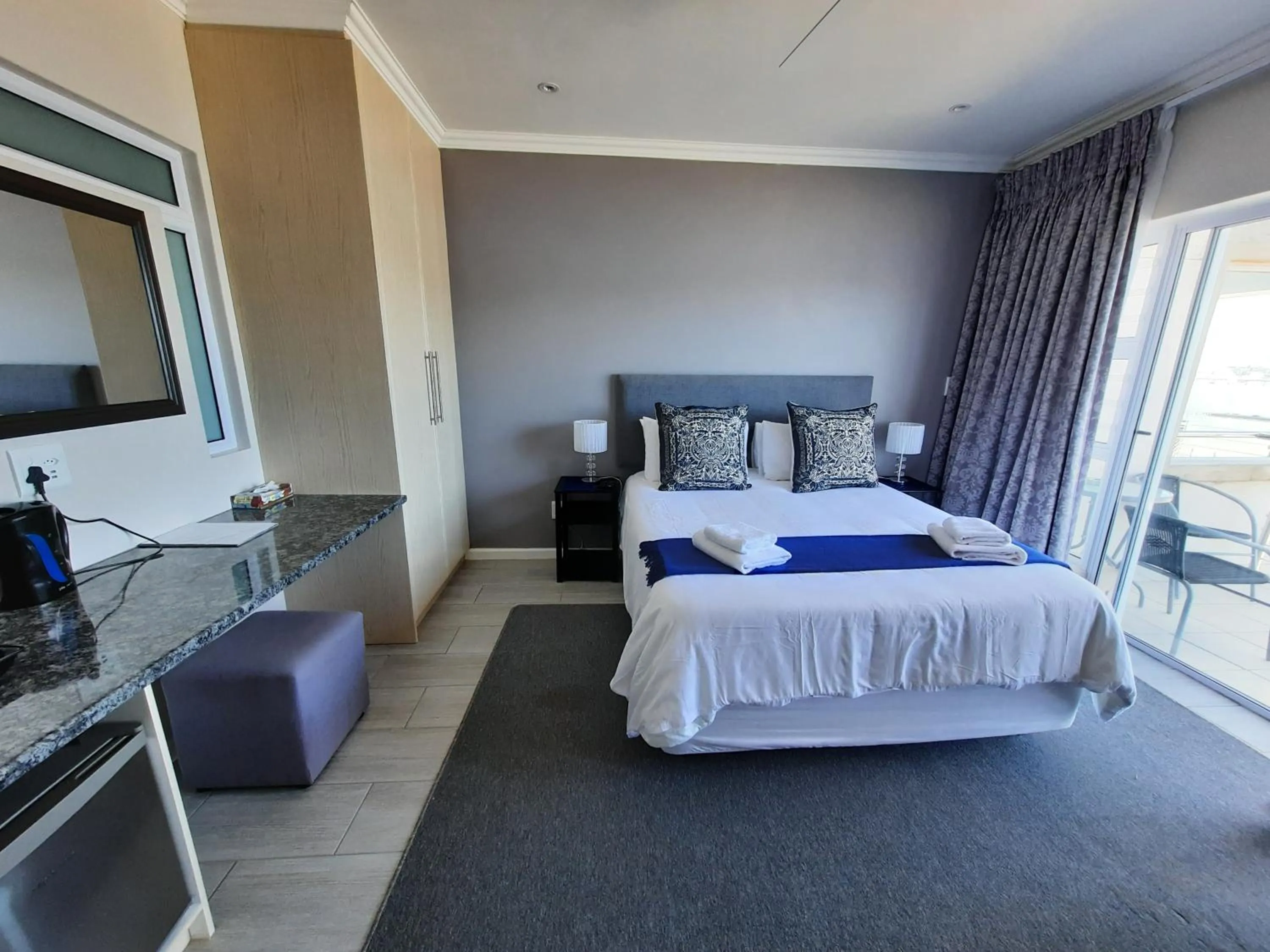 Bedroom, Bed in Phoenix Lodge and Waterside Accommodation