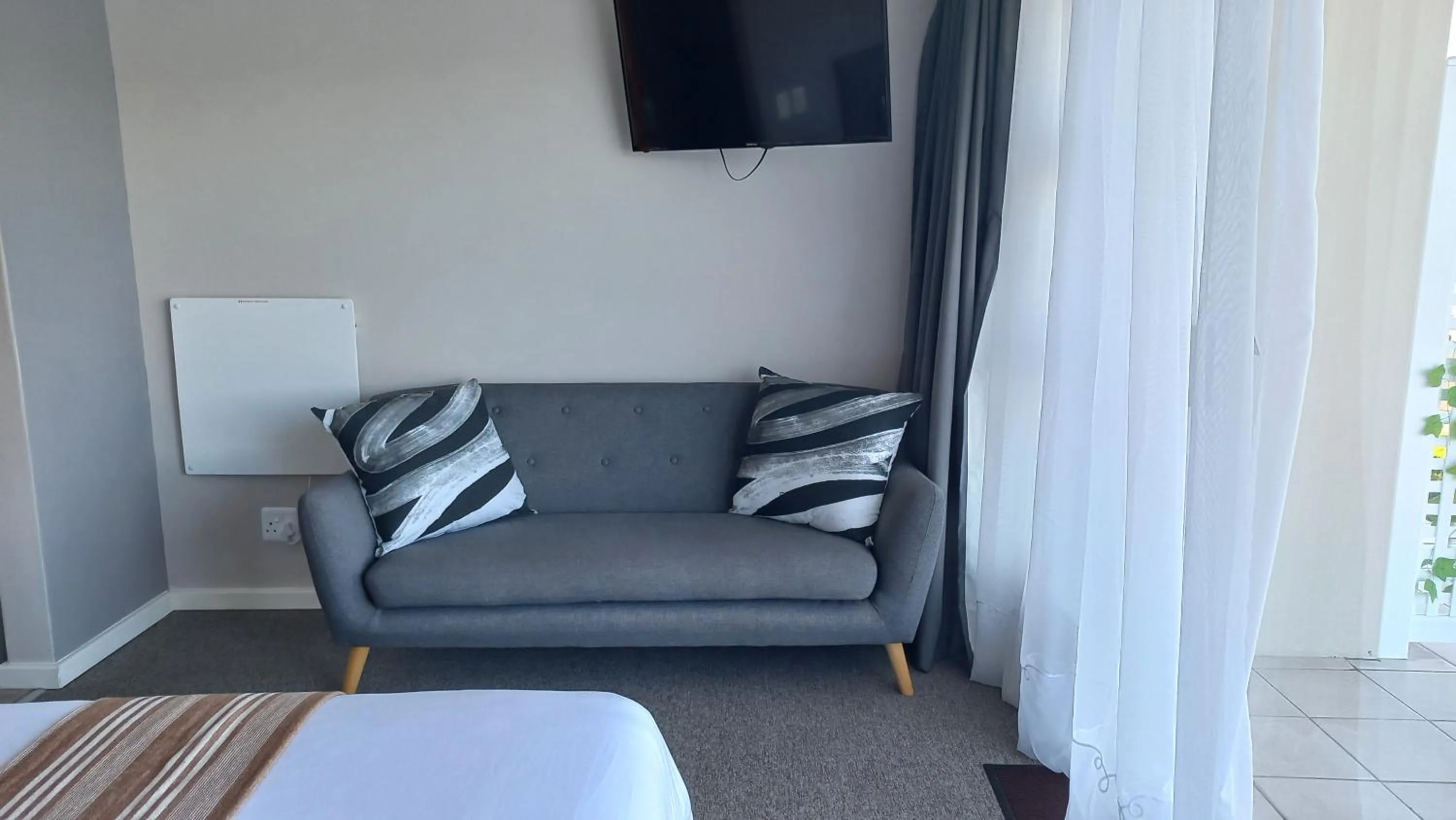 Seating area, Bed in Phoenix Lodge and Waterside Accommodation