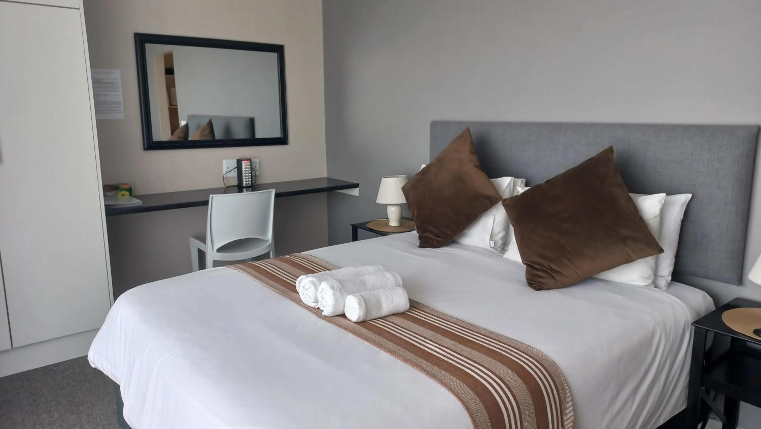 Bedroom, Bed in Phoenix Lodge and Waterside Accommodation