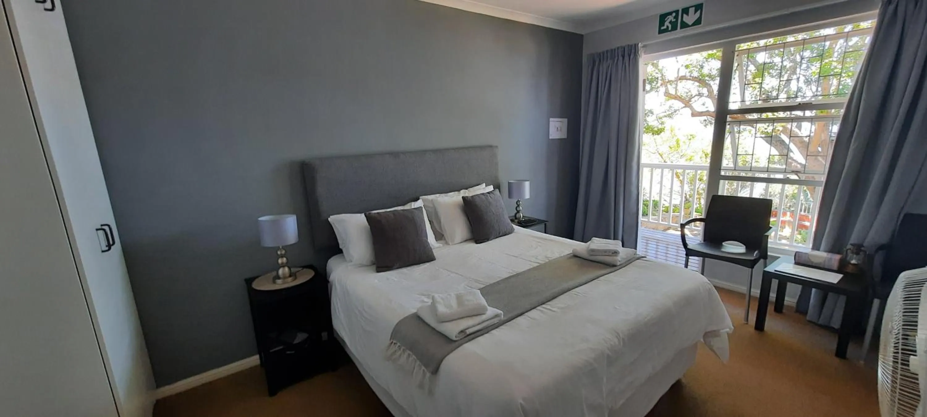 Bedroom, Bed in Phoenix Lodge and Waterside Accommodation