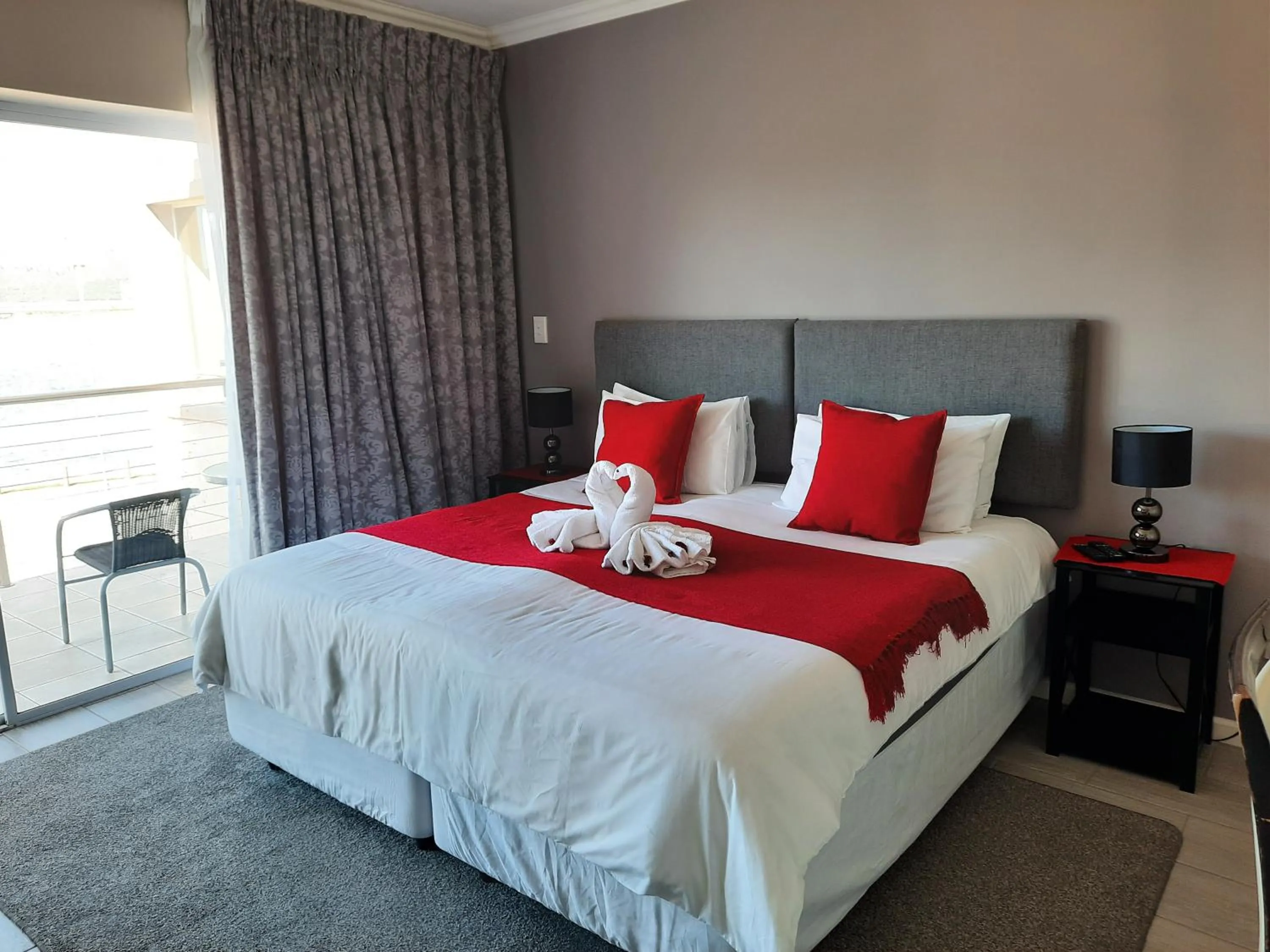 Bedroom, Bed in Phoenix Lodge and Waterside Accommodation